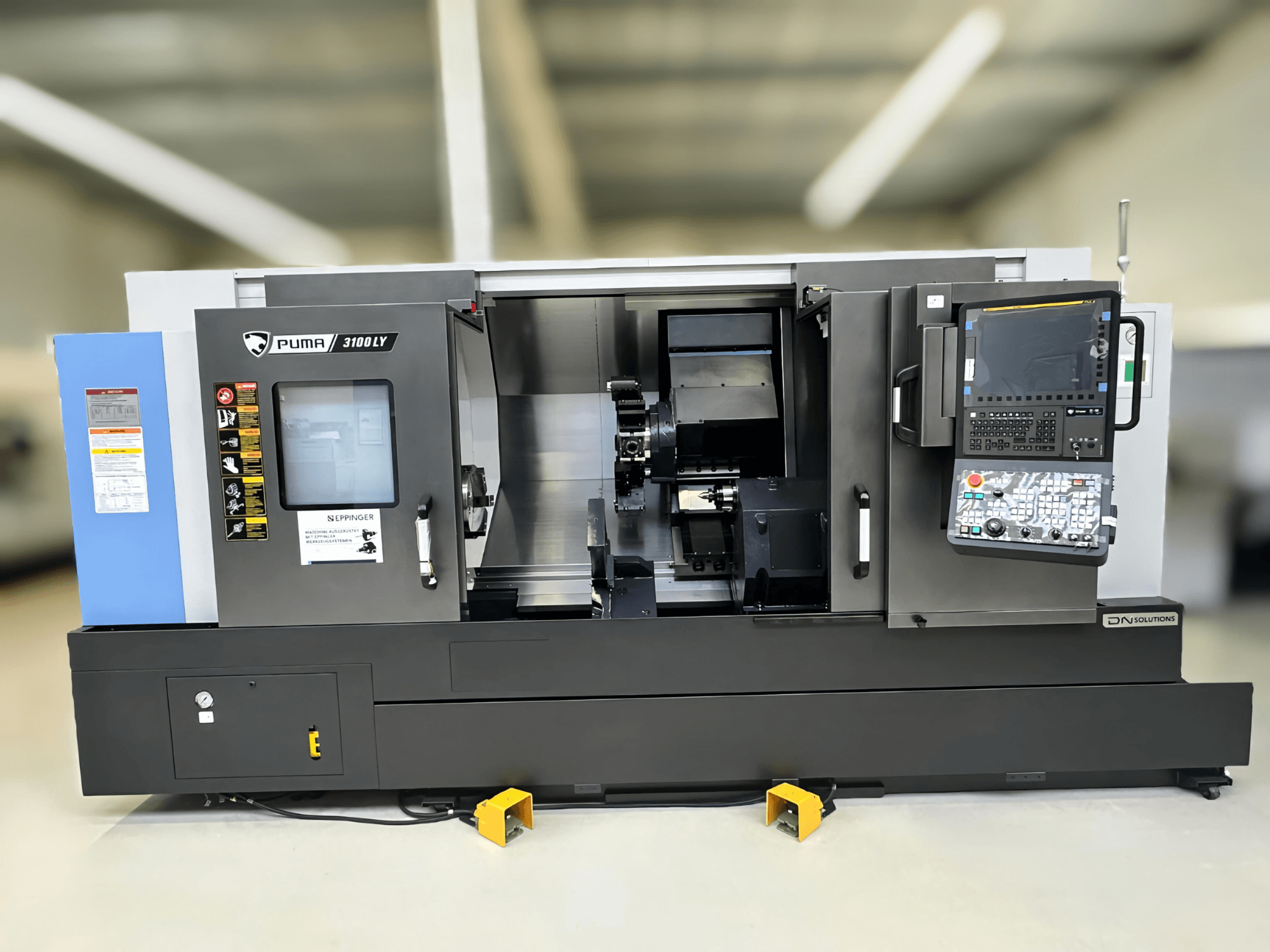 Вид спереди на токарно-фрезерный центр DN SOLUTIONS Puma 3100 LY, демонстрирующий панель управления, шпиндель и особенности управления.