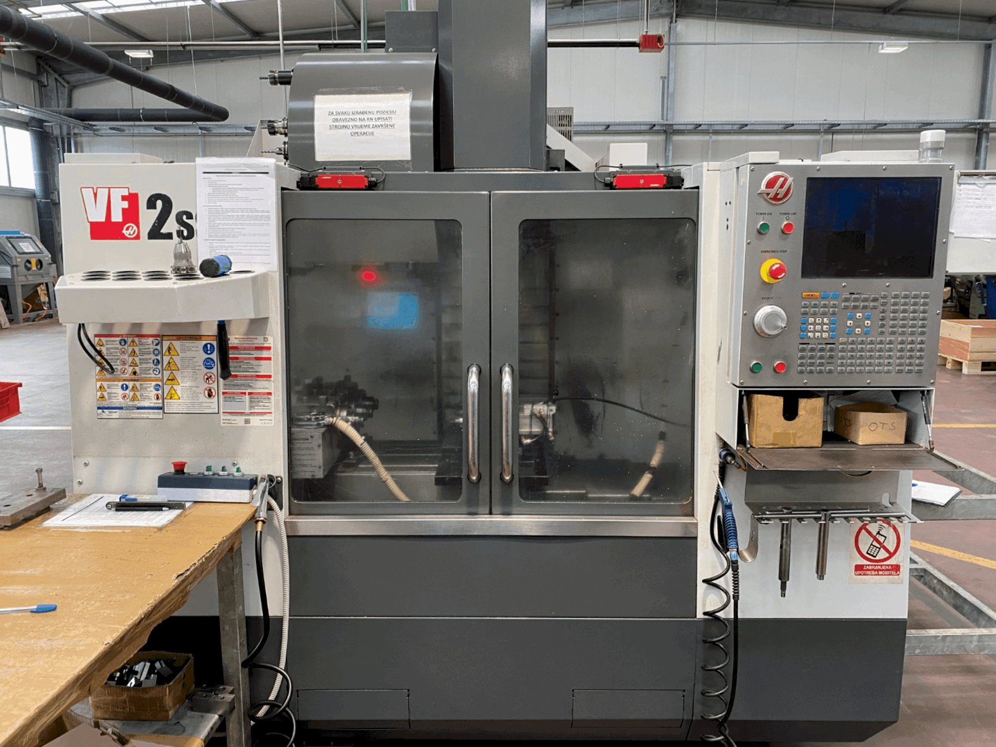 Вид станка HAAS VF2SS (2014) спереди