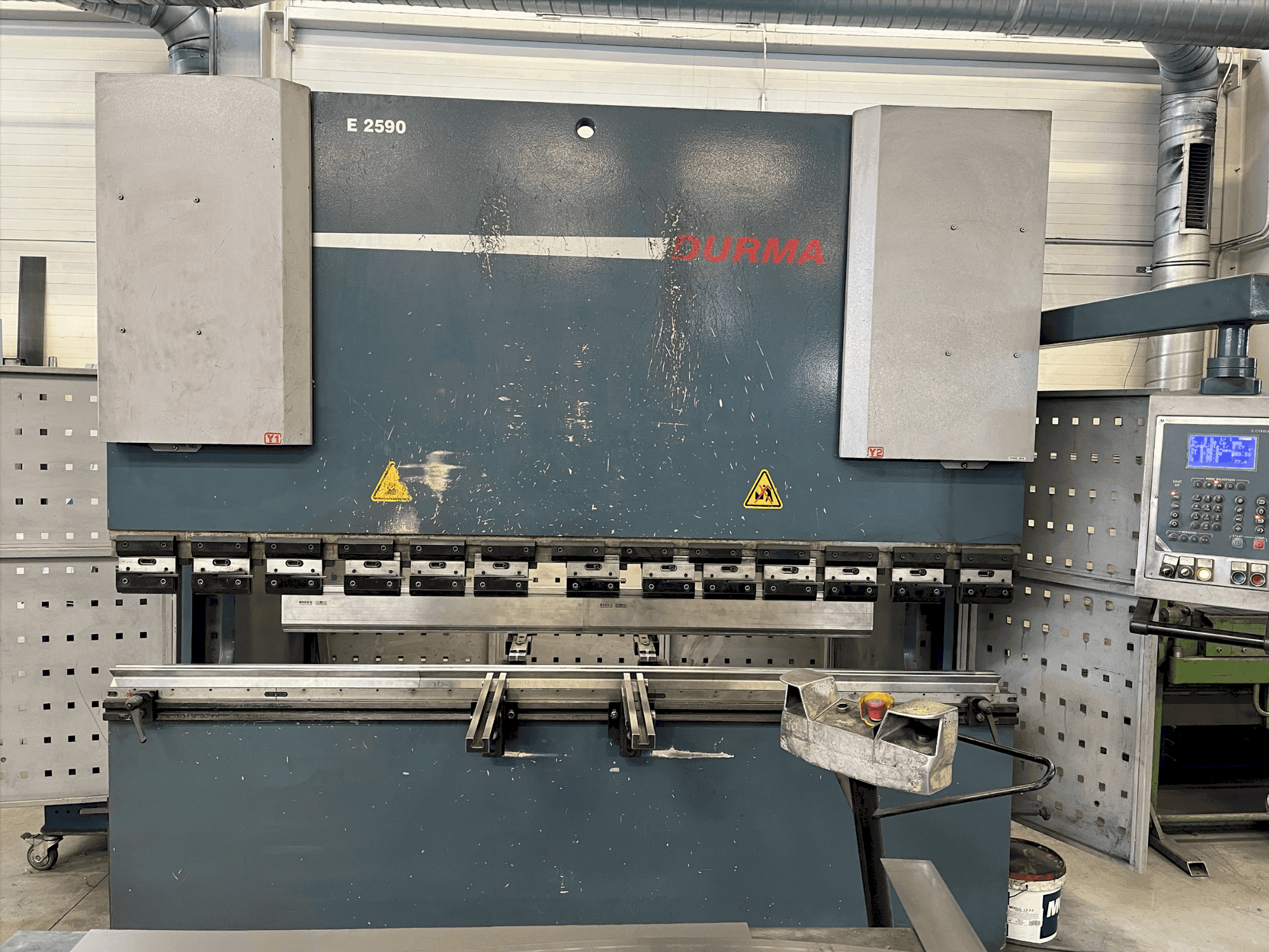 Вид станка Durma E 2590 спереди