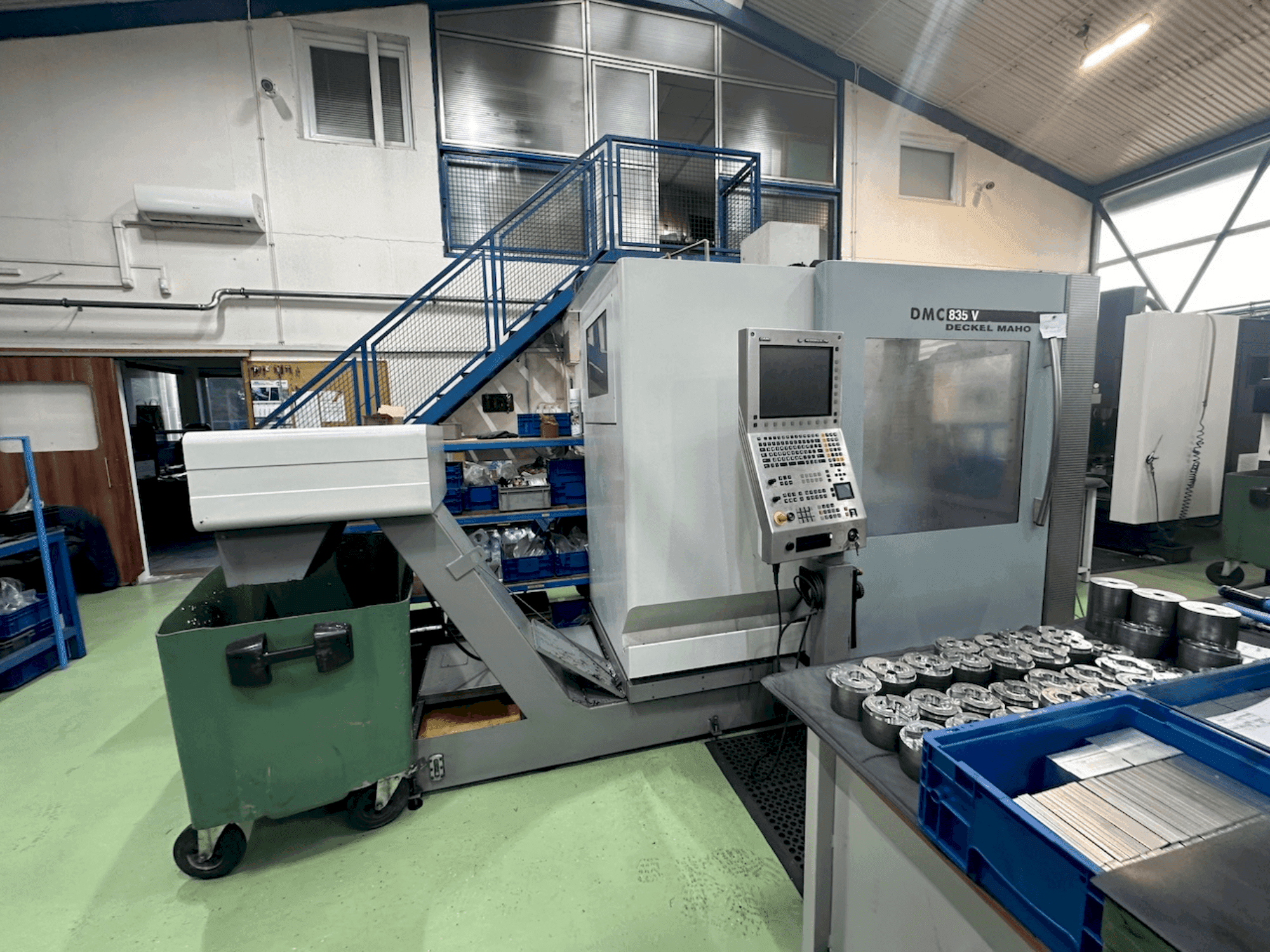 Вид станка DECKEL MAHO DMC 835 V спереди
