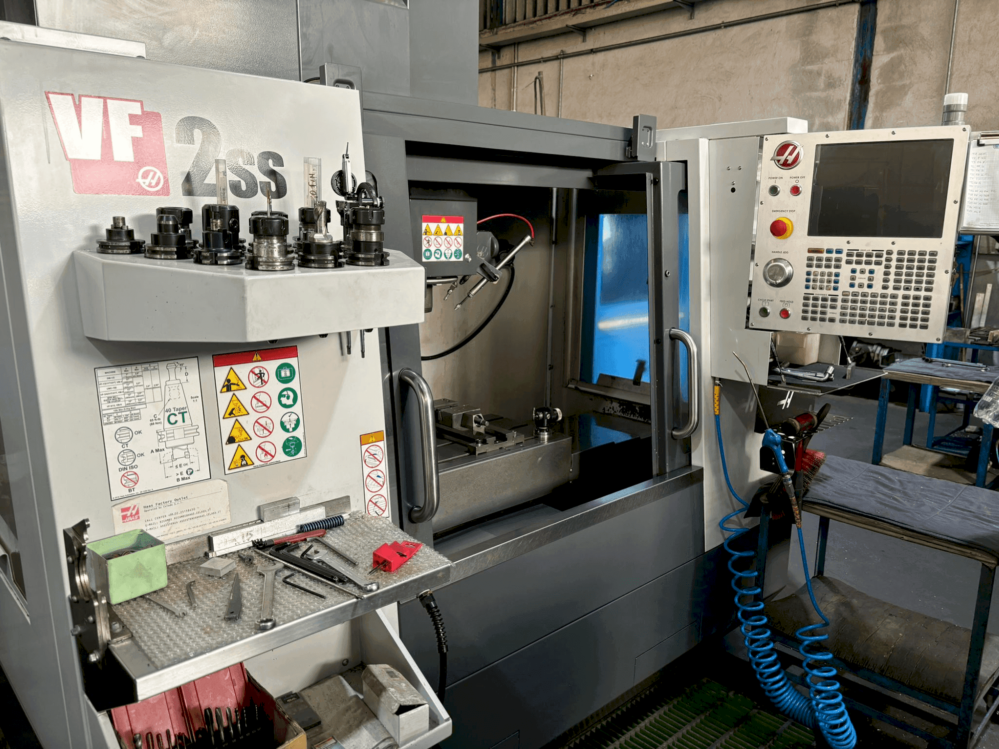 Вид станка HAAS VF-2SS спереди