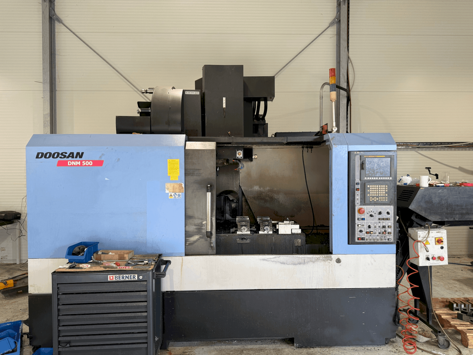 Вид станка DOOSAN DNM 500 спереди