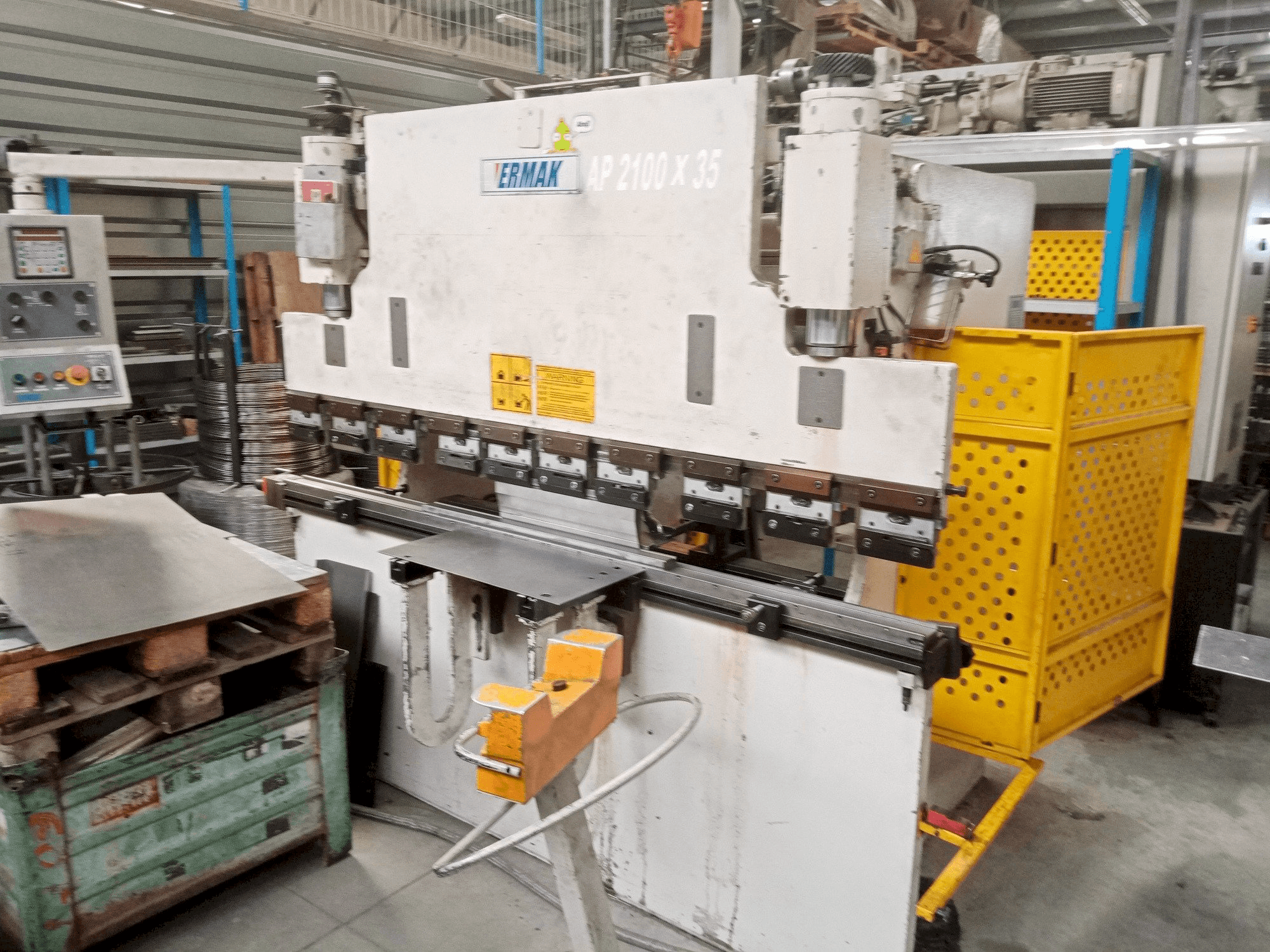 Вид станка ERMAKSAN AP 2100-35 спереди