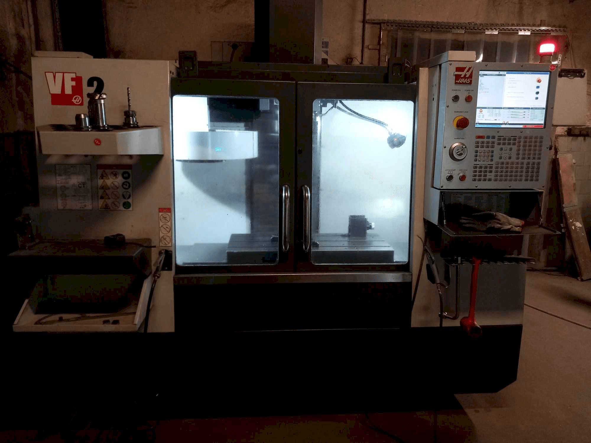 Вид станка HAAS VF2 спереди