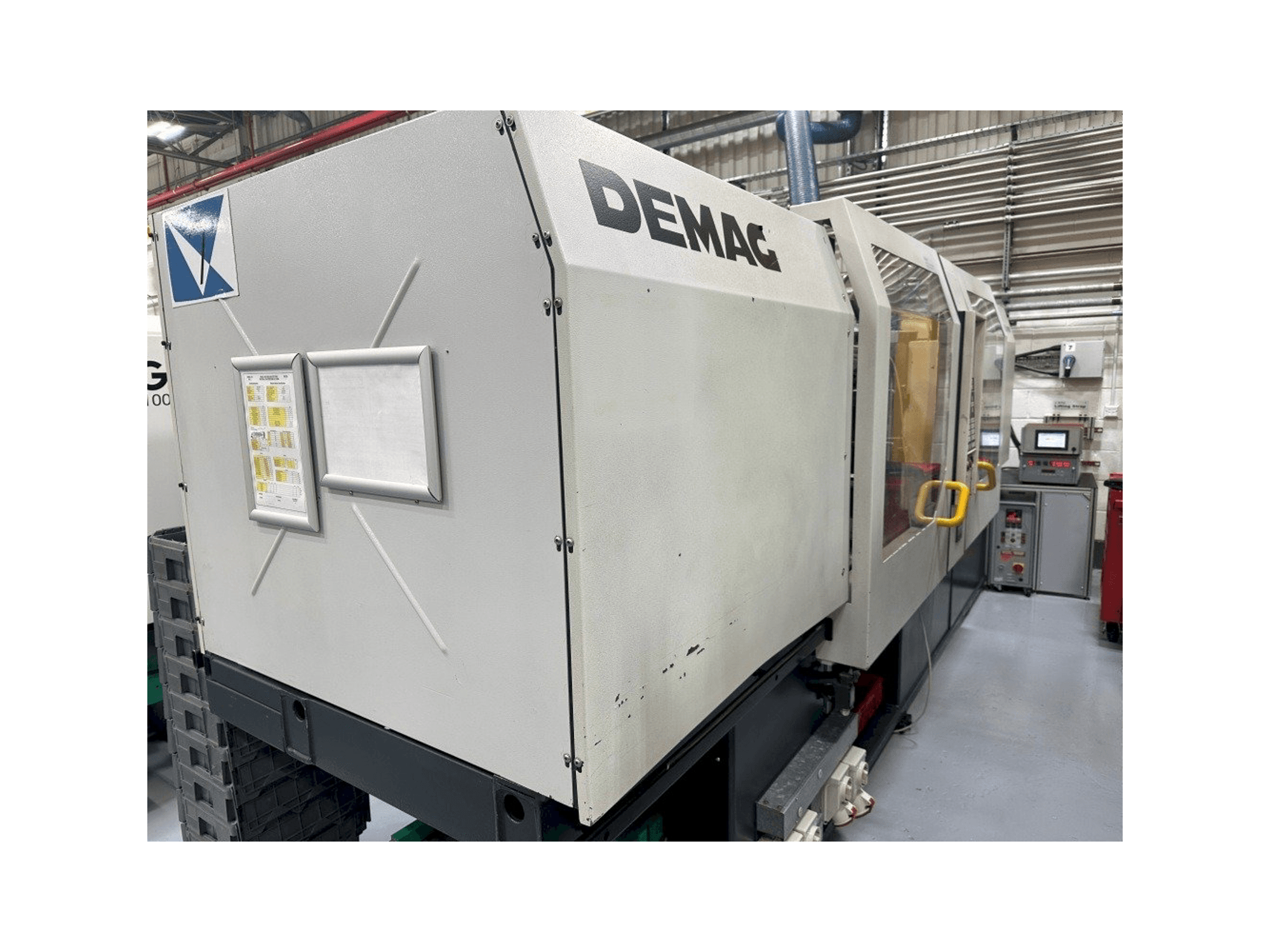Вид станка с DEMAG Ergotech System 1100-200 правой стороны