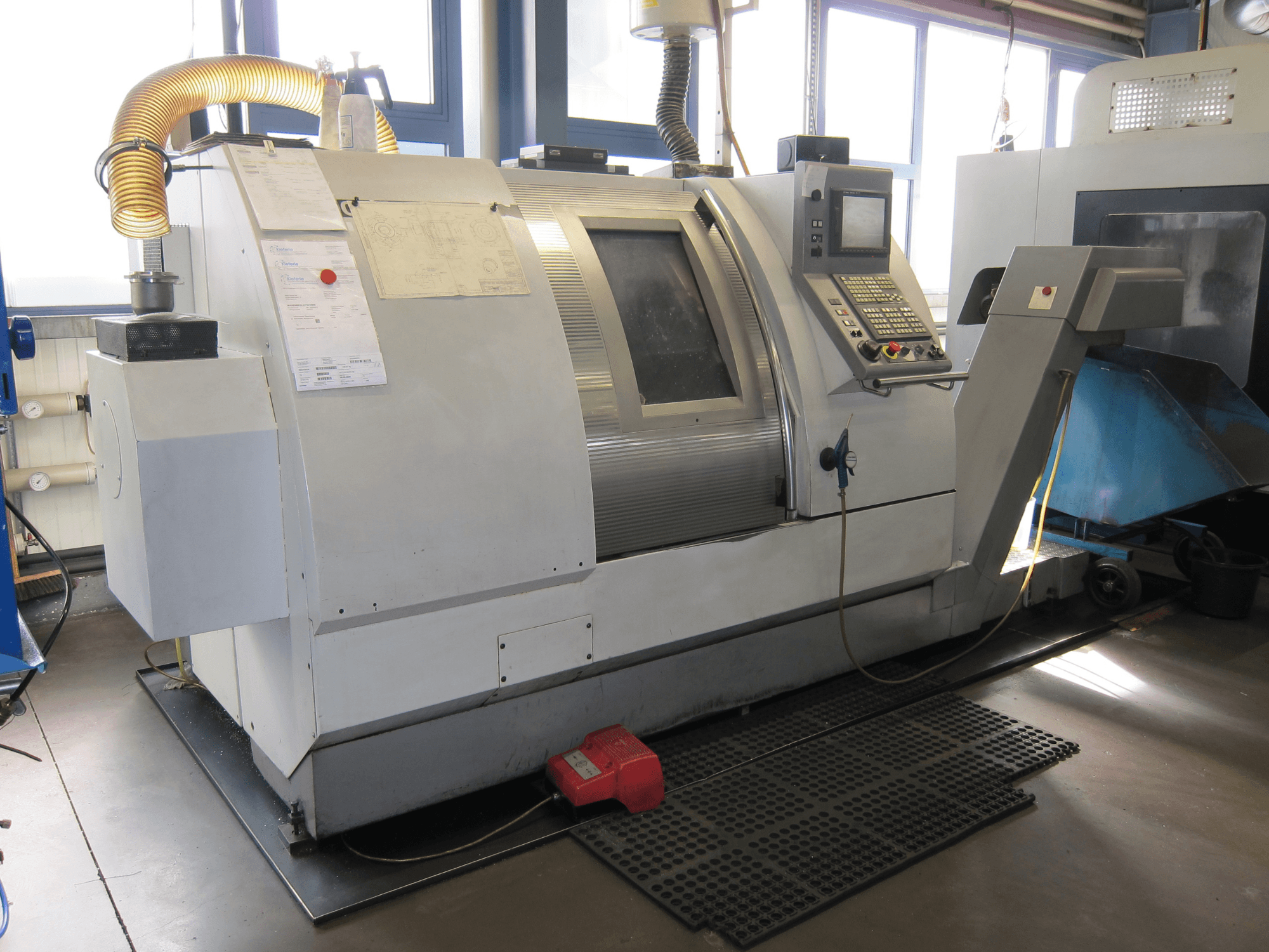Горизонтальный токарный станок Gildemeister CTX 400 Serie 2, вид сбоку, демонстрирует панель управления и особенности эксплуатации.