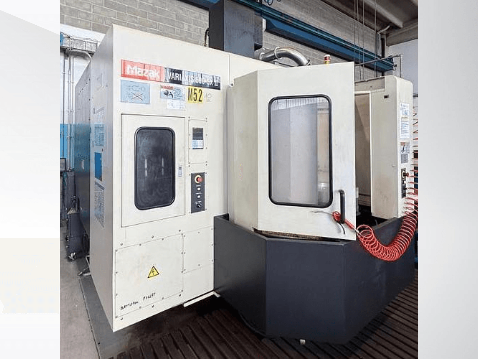 Вертикальный обрабатывающий центр Mazak VARIAXIS500-5XII, вид спереди; с панелью управления и смотровым окном.