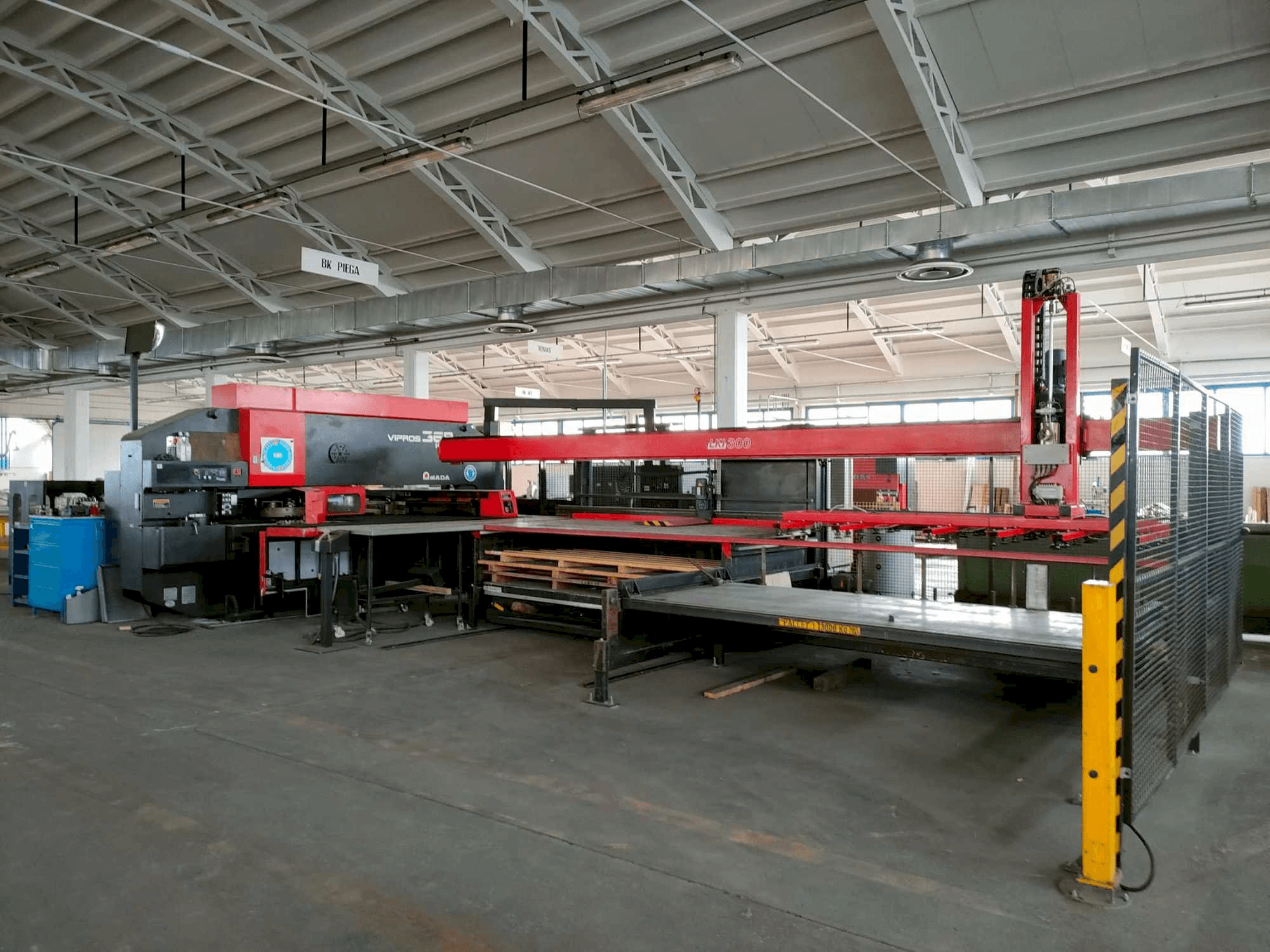 Вид станка AMADA VIPROS 368 KING спереди
