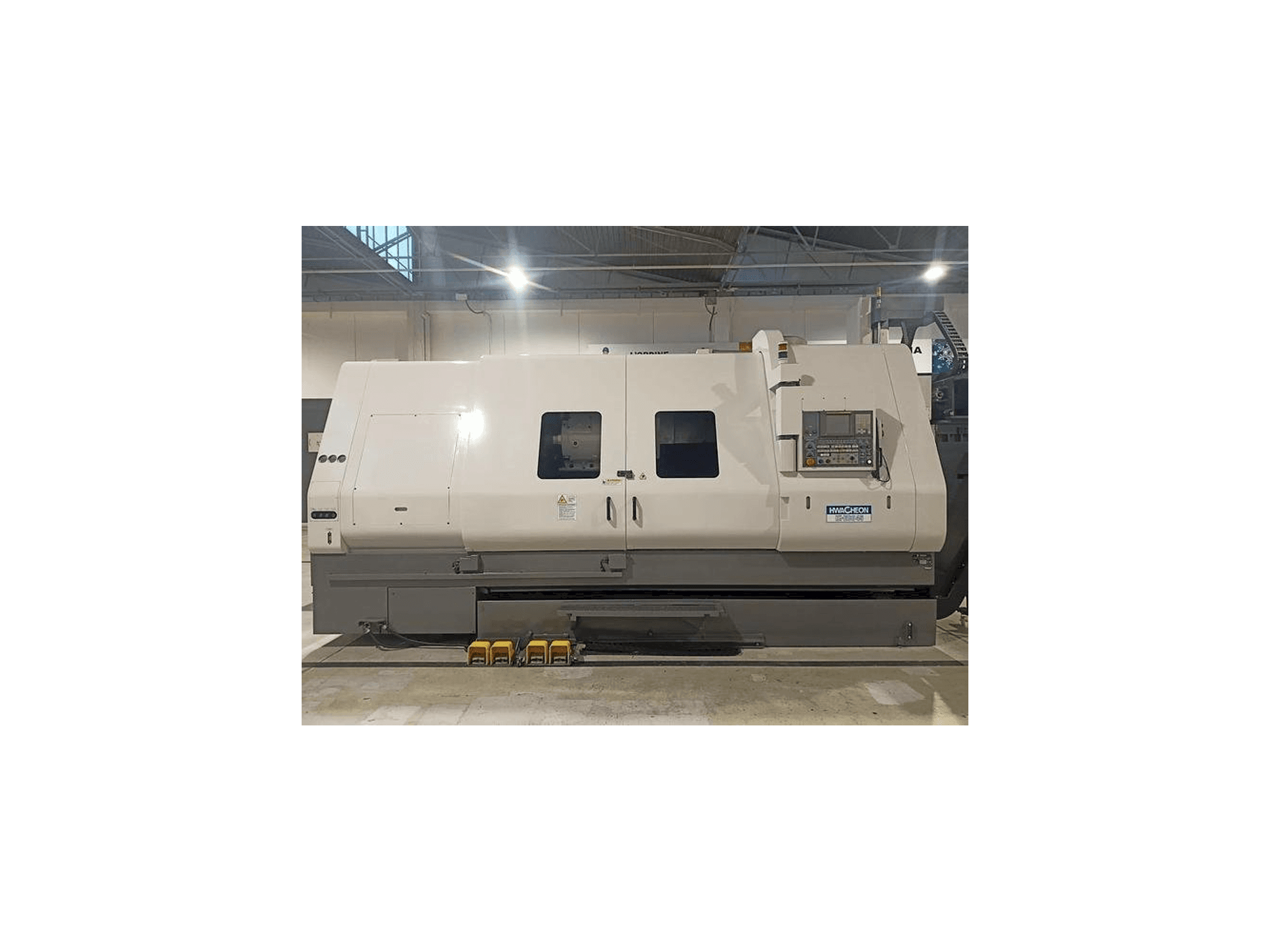Вид станка HWACHEON HI-ECO 45 спереди