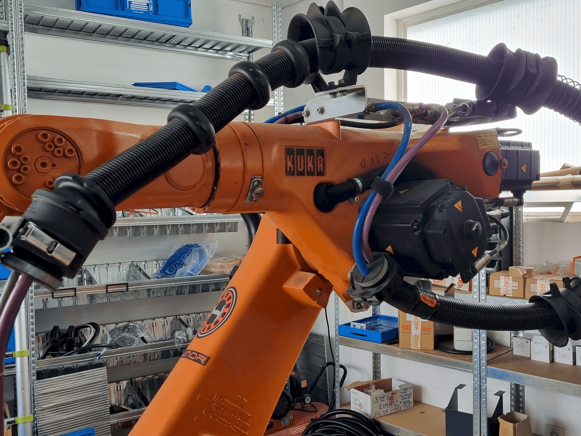 Вид станка KUKA KR60 HA - KRC2ed05 спереди