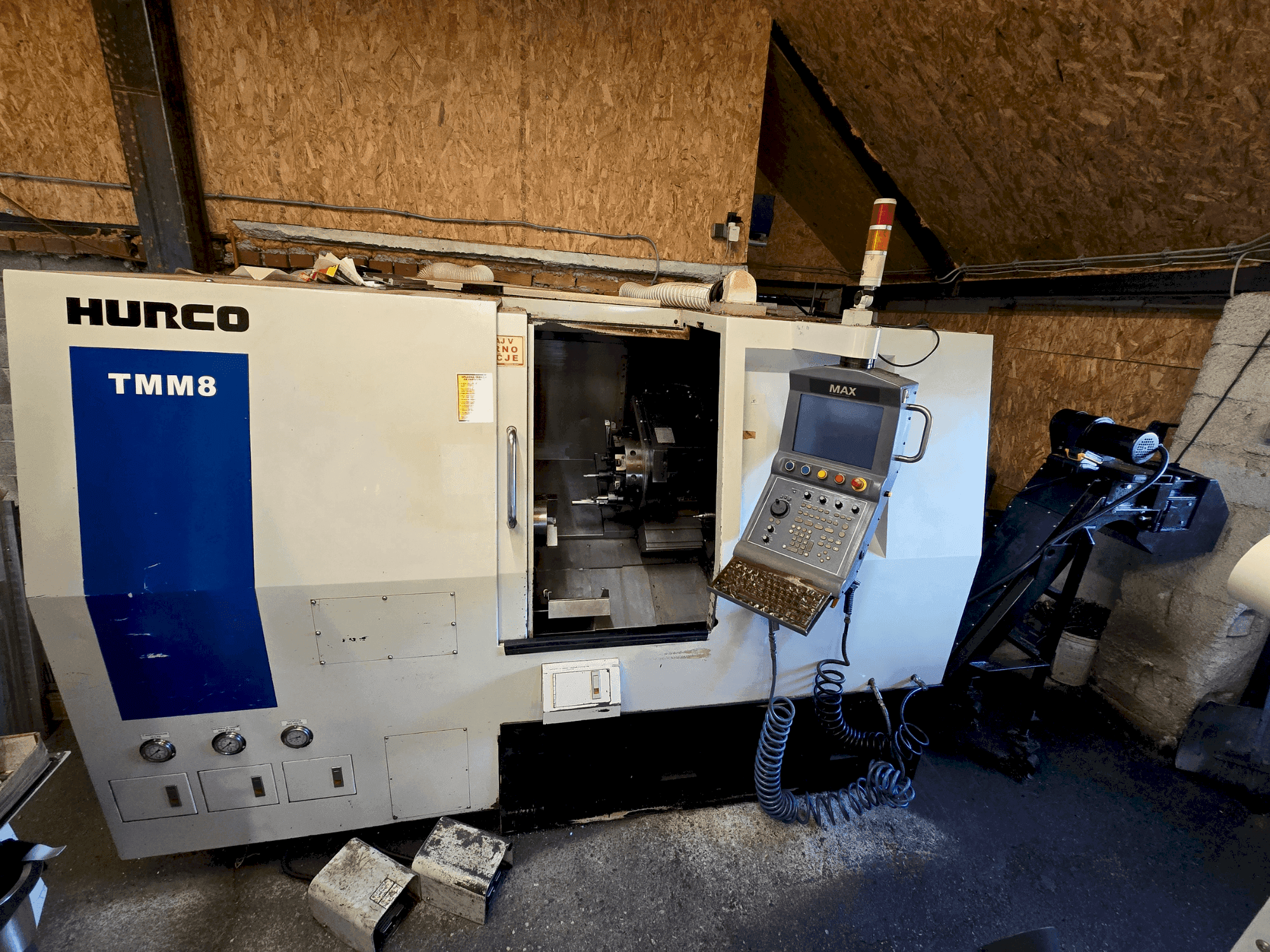 Вид станка Hurco TMM8 спереди
