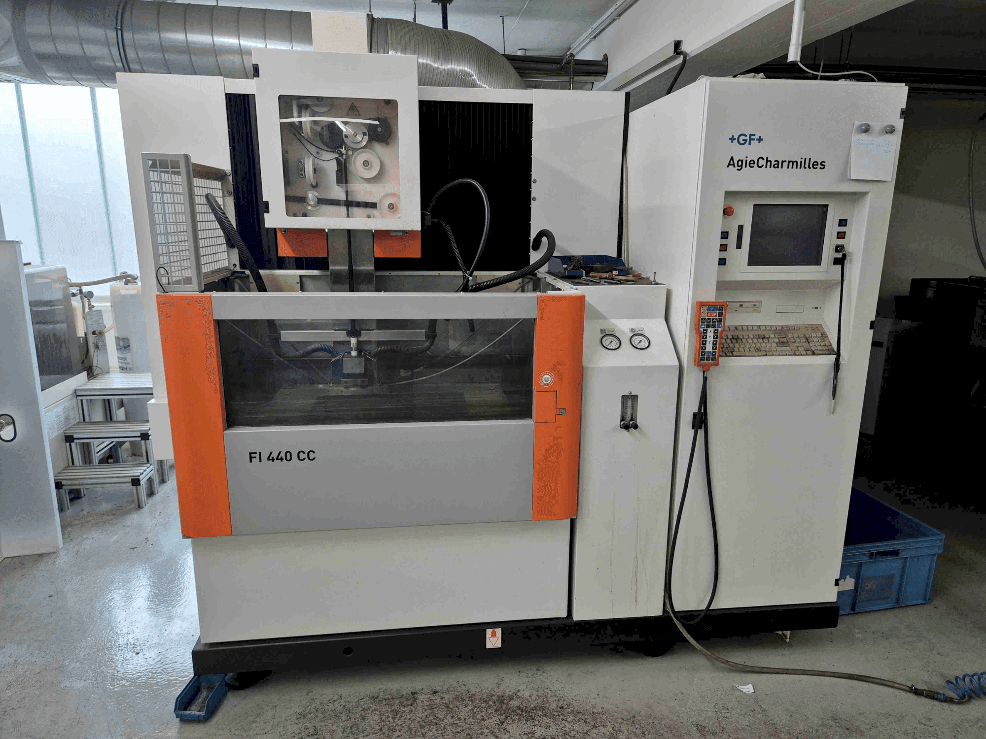 Вид станка CHARMILLES FI 440 CC спереди