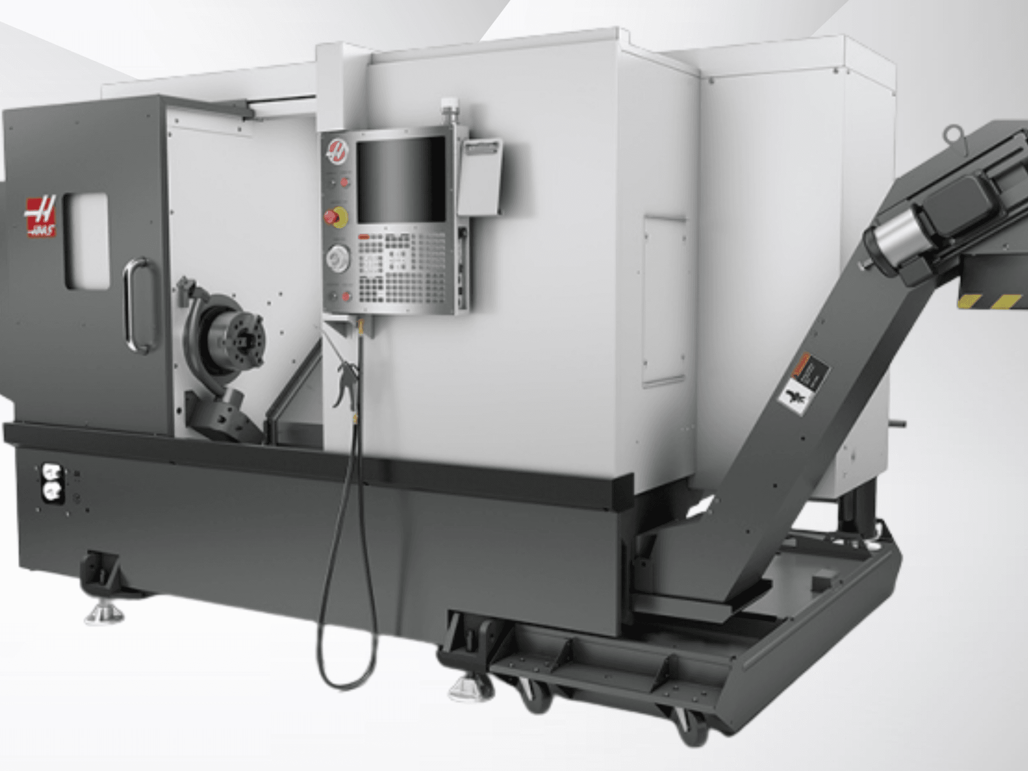 Горизонтальный токарный станок Haas ST-20; вид спереди, на котором видны панель управления, шпиндель и конструкция конвейера для отвоза стружки.