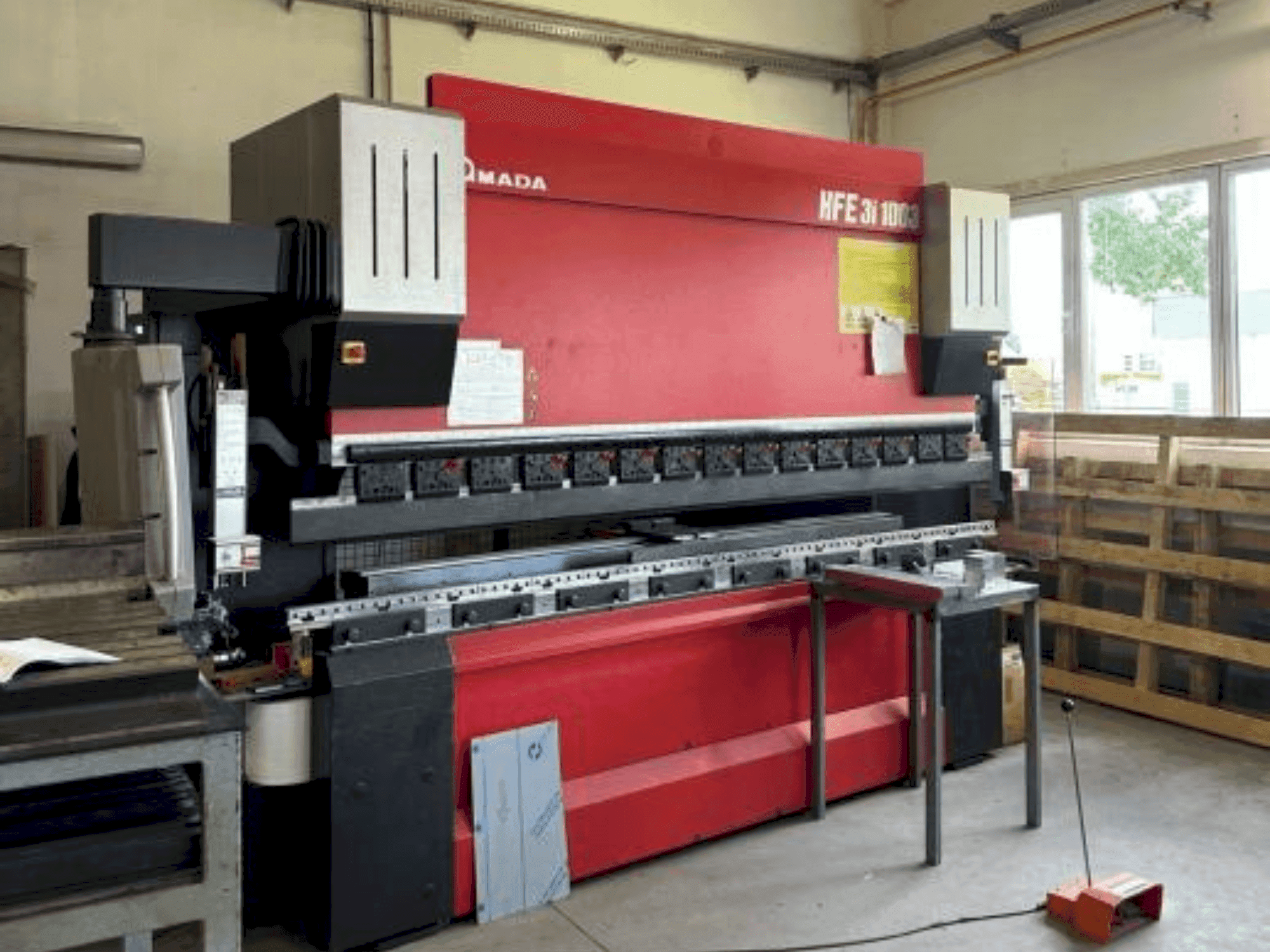 Вид станка AMADA HFE 3i 1003 спереди