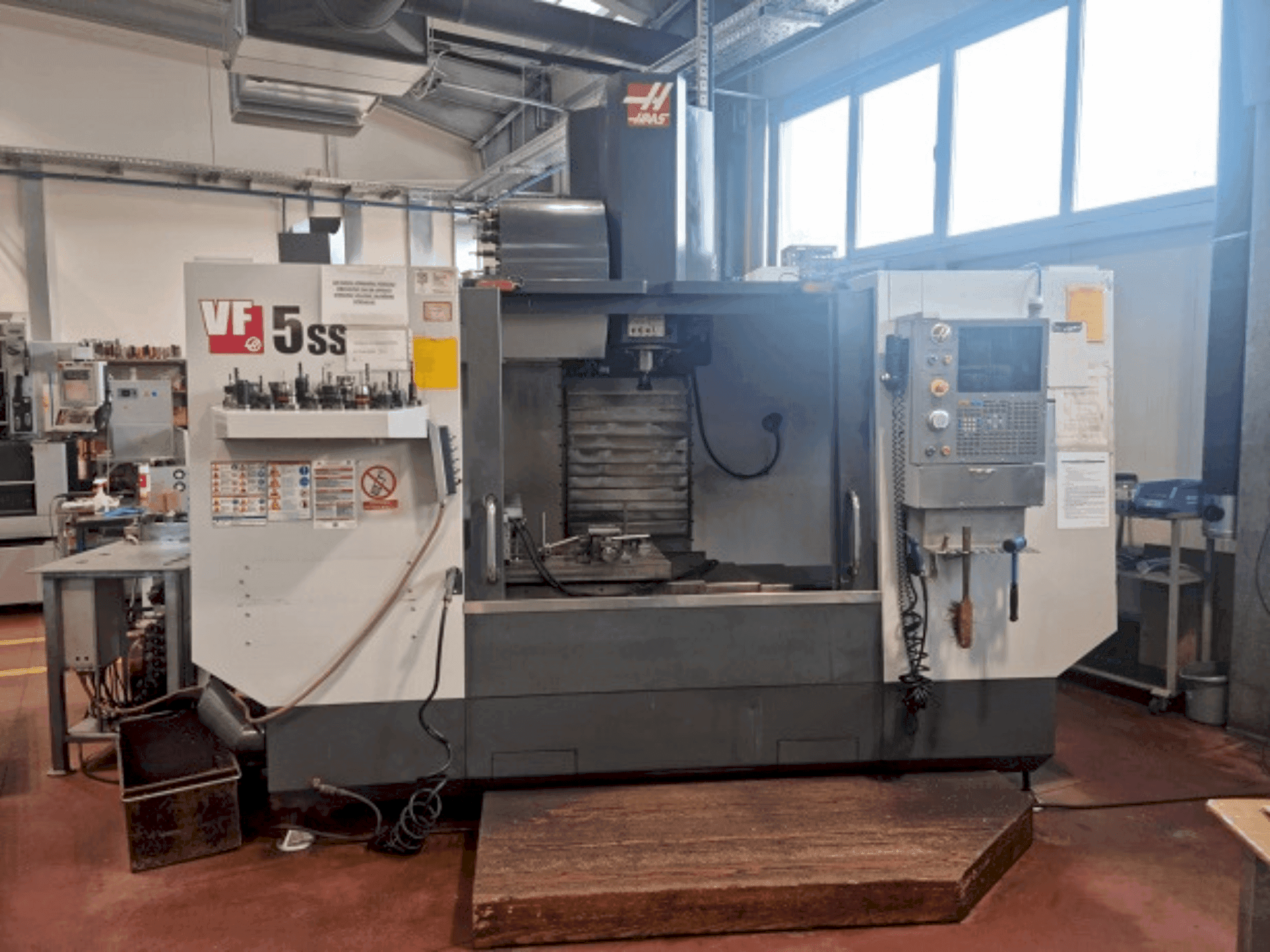 Вид станка HAAS VF-5SS спереди