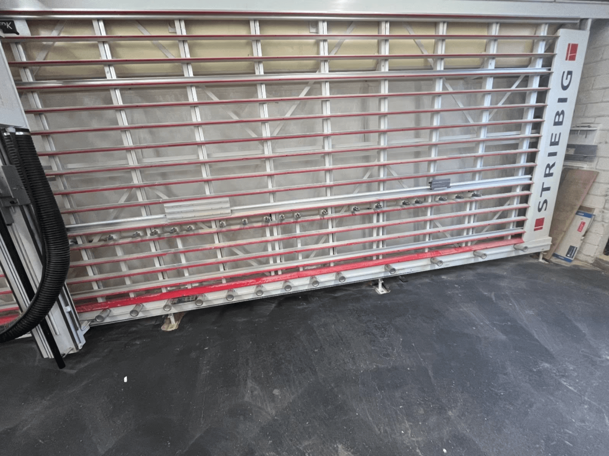 Панельная пила STRIEBIG Standart II TKR 6220A вид спереди; металлическая рама с красными направляющими и режущими элементами.