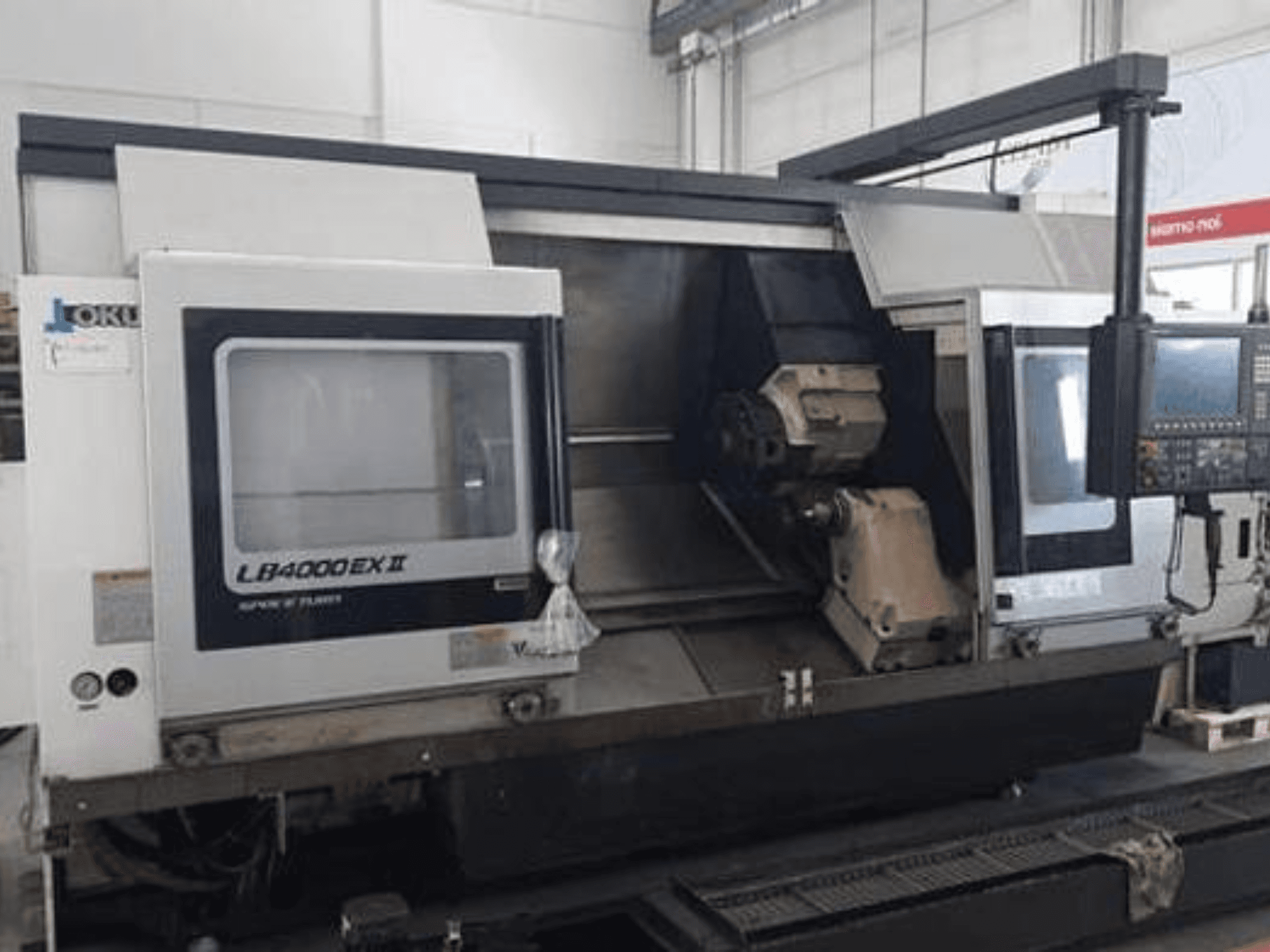 LATHES LB4000EX II от JOKI, вид спереди, демонстрирующий панель управления, шпиндель и рабочую зону для точной обработки.