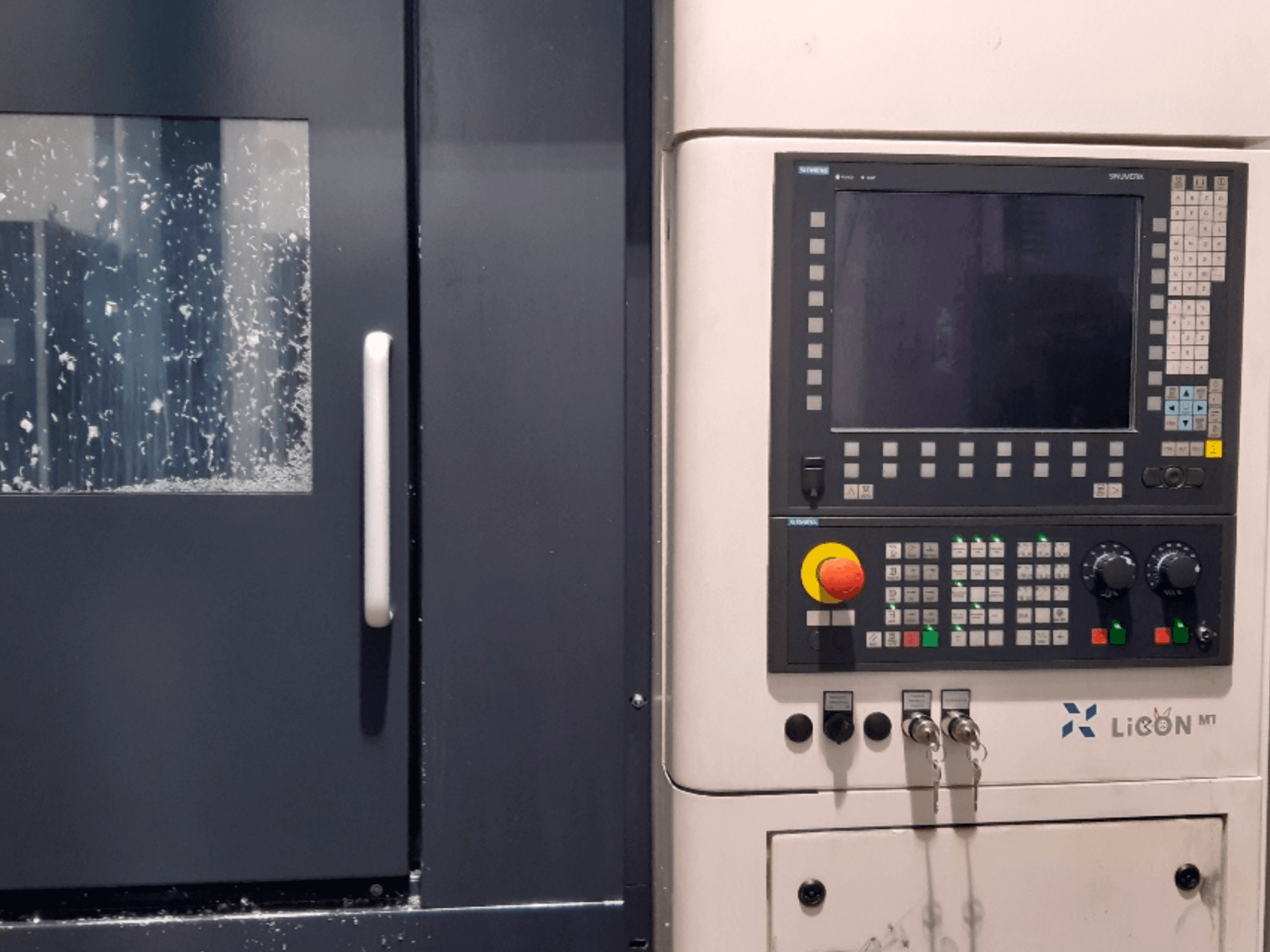 Панель управления горизонтальным токарным станком LICON LiFLEX II 766 i3 DT B22, вид спереди с изображением экрана и органов управления.