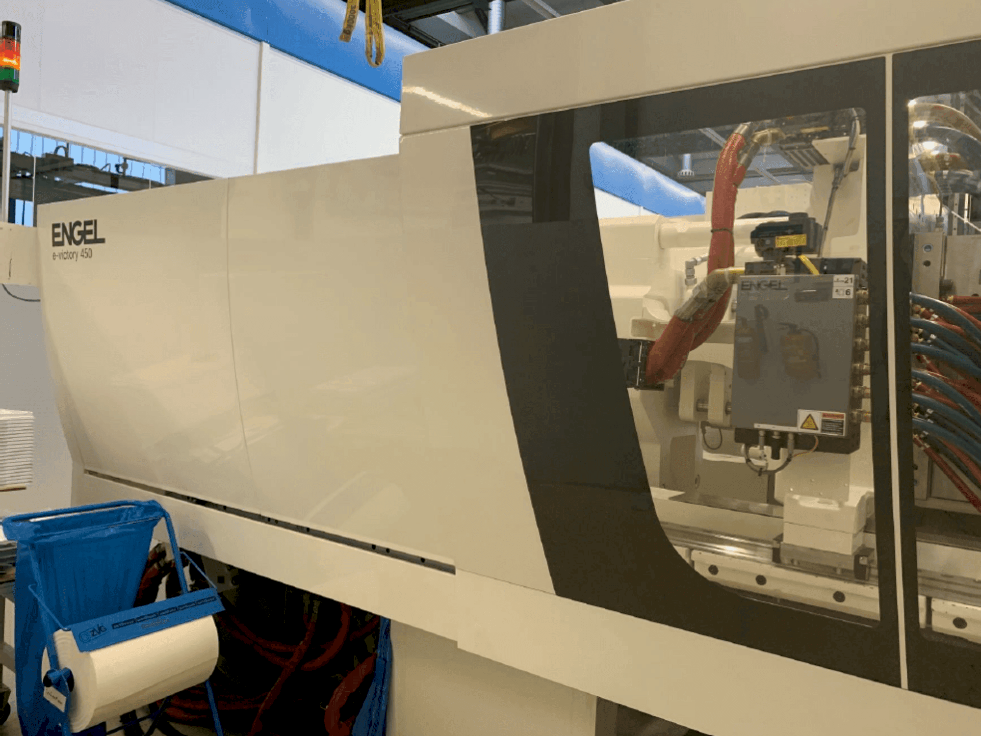 Вид станка Engel e-Victory 740/450 US спереди