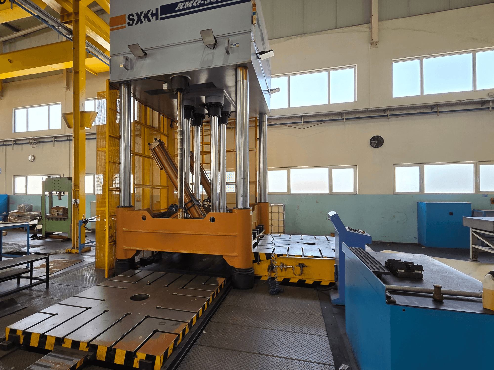 Гидравлический пресс SXKH HMG-300JM с видом спереди, с большими прессующими цилиндрами и прочным основанием в заводских условиях.