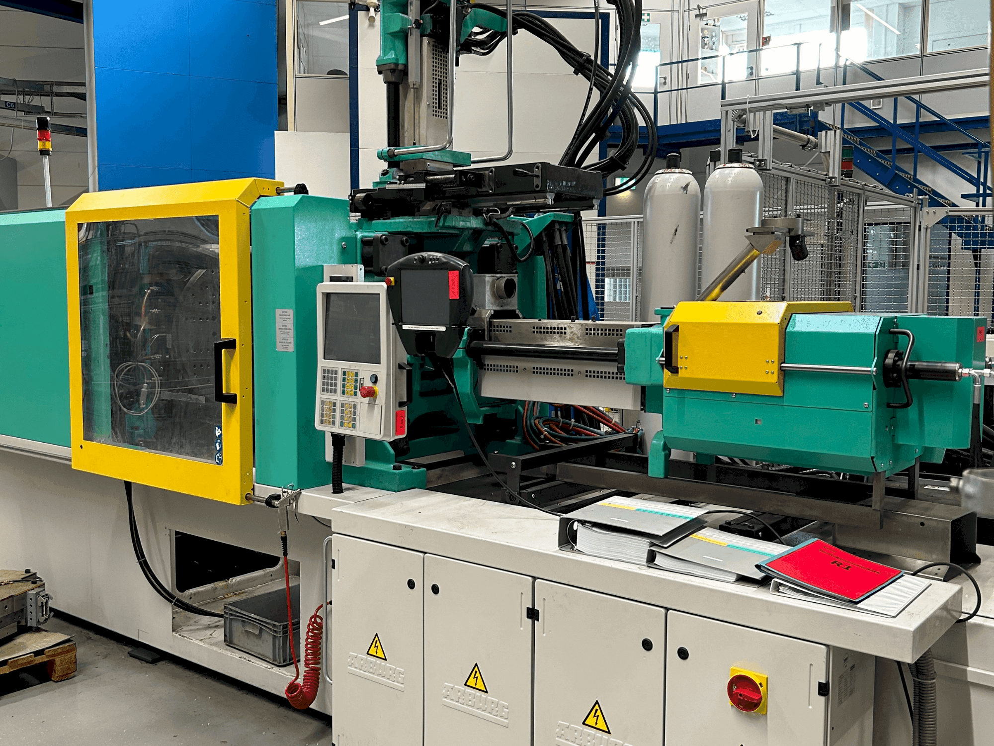 Вид станка Arburg 570S 2200-400/170 спереди