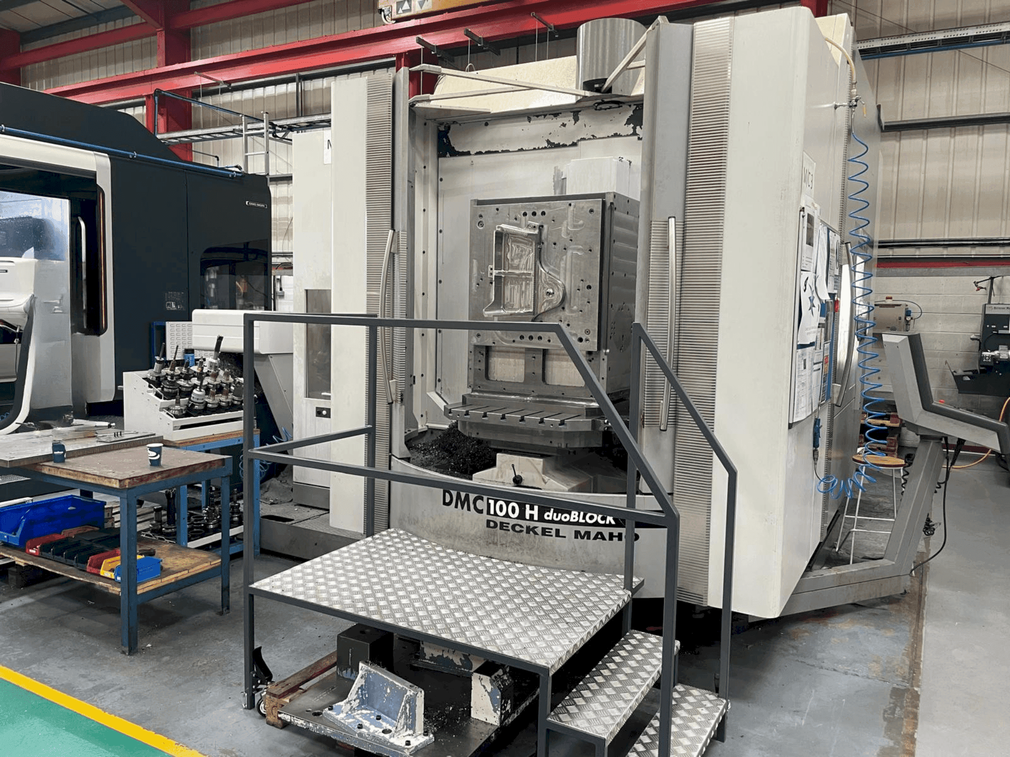 Вид станка DMG DECKEL MAHO DMC 100H duoBLOCK спереди