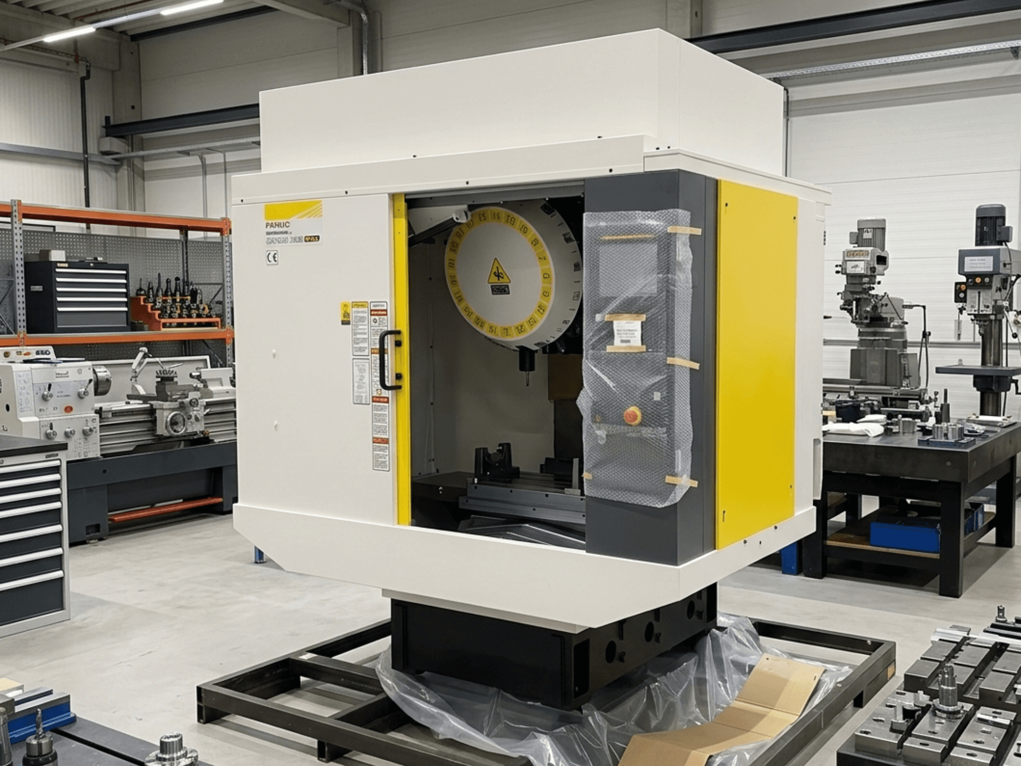 Вертикальный обрабатывающий центр FANUC Robodrill Alpha D21LIB5 Plus вид сбоку, демонстрирует панель управления и рабочую зону.