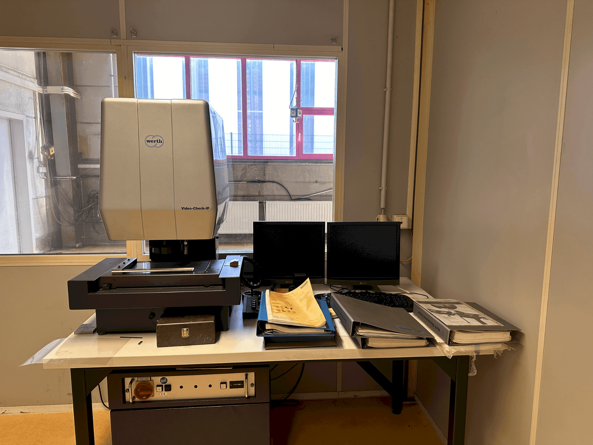 Вид станка Werth Video-Check IP 250x125 3D CNC спереди