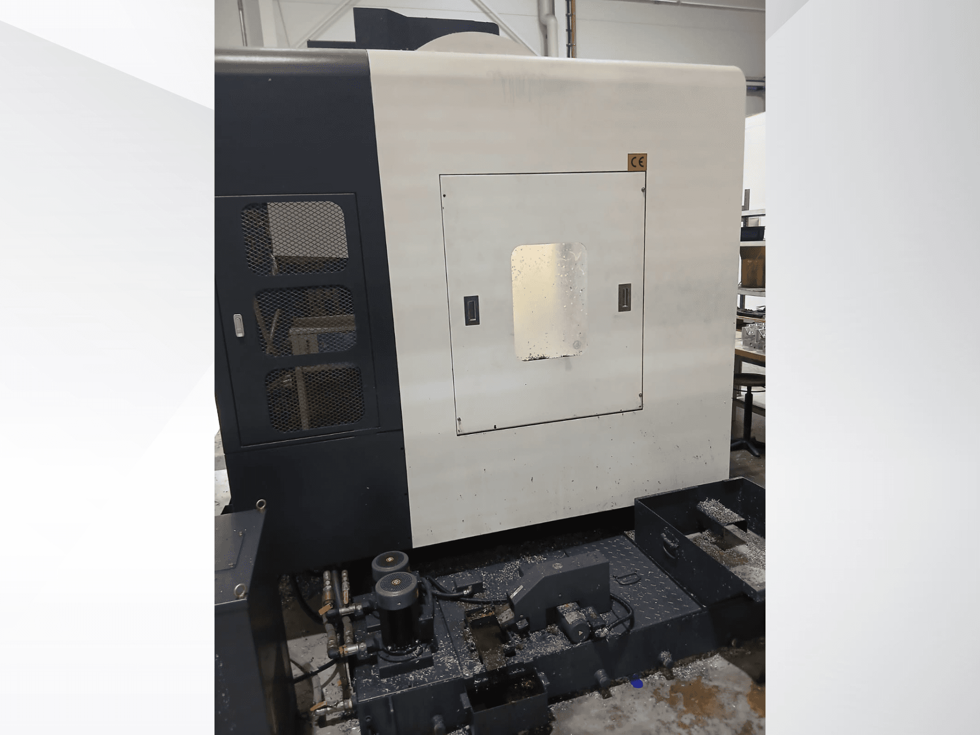 Вертикальный обрабатывающий центр POSmill C 800 Kompakt, вид спереди с панелью управления, системой подачи охлаждающей жидкости и металлической стружкой.