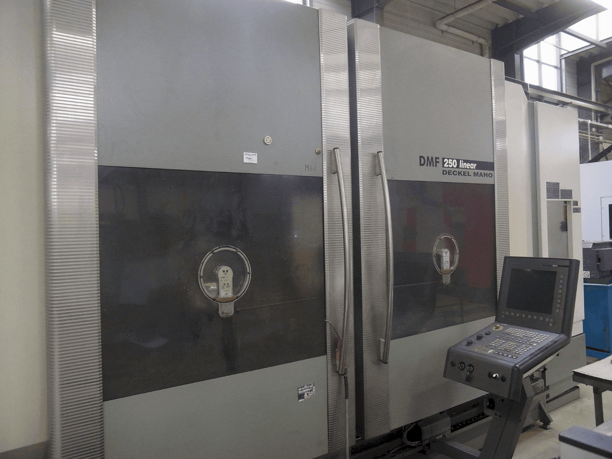 Вид станка DECKEL MAHO DMF 250 linear спереди