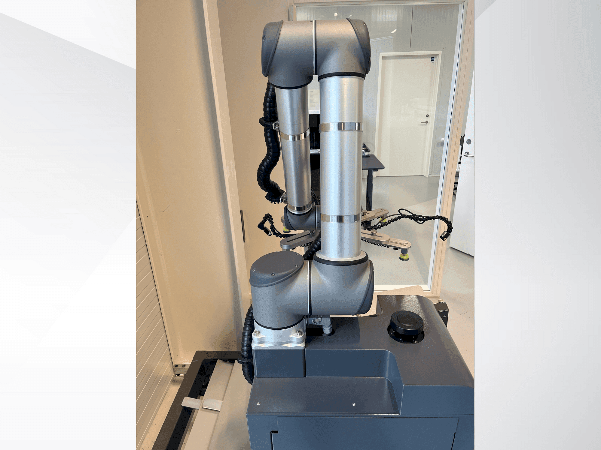 Вид станка Universal Robots UR10 спереди