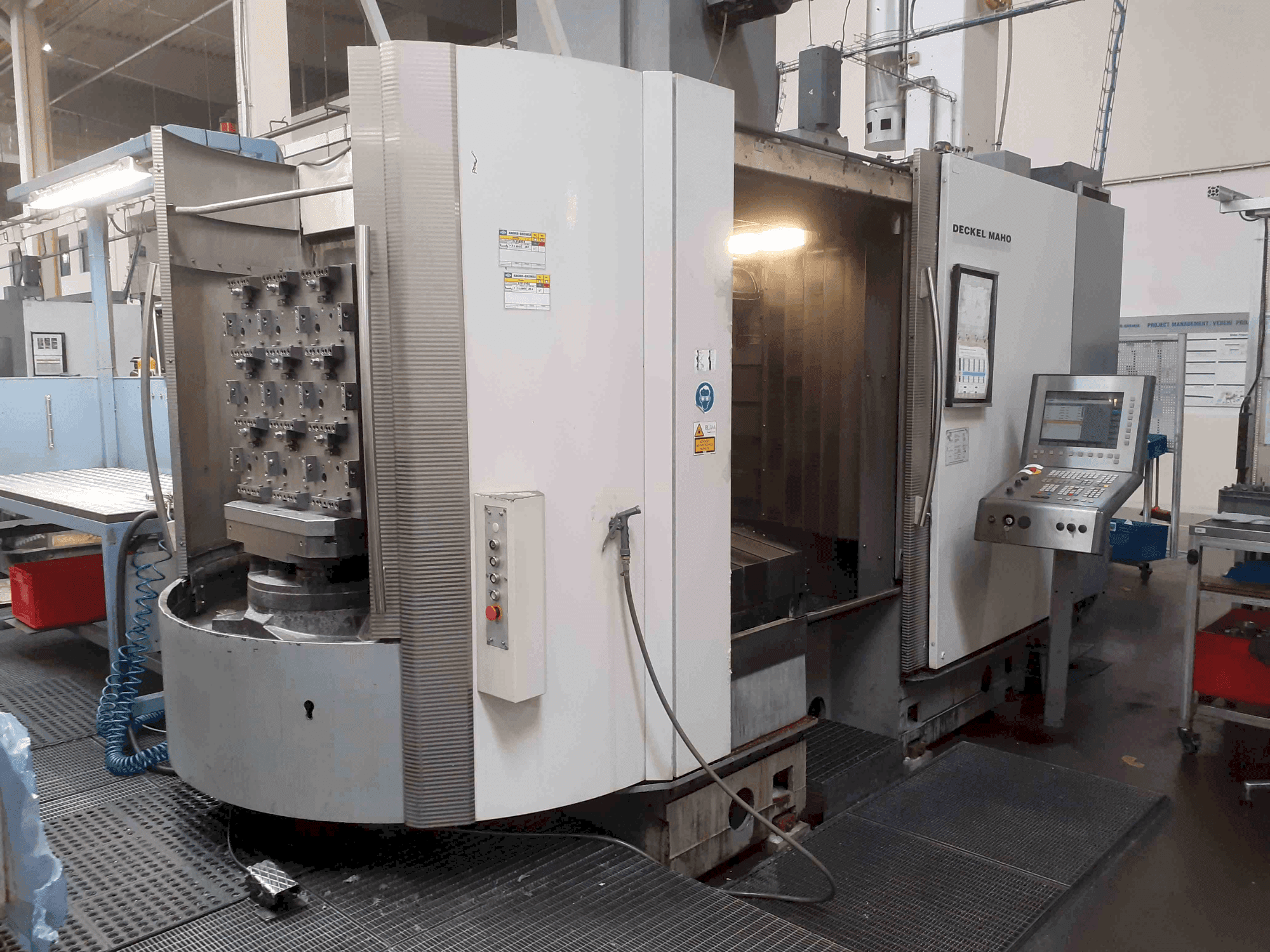 Вид станка DECKEL MAHO DMC 80 H спереди