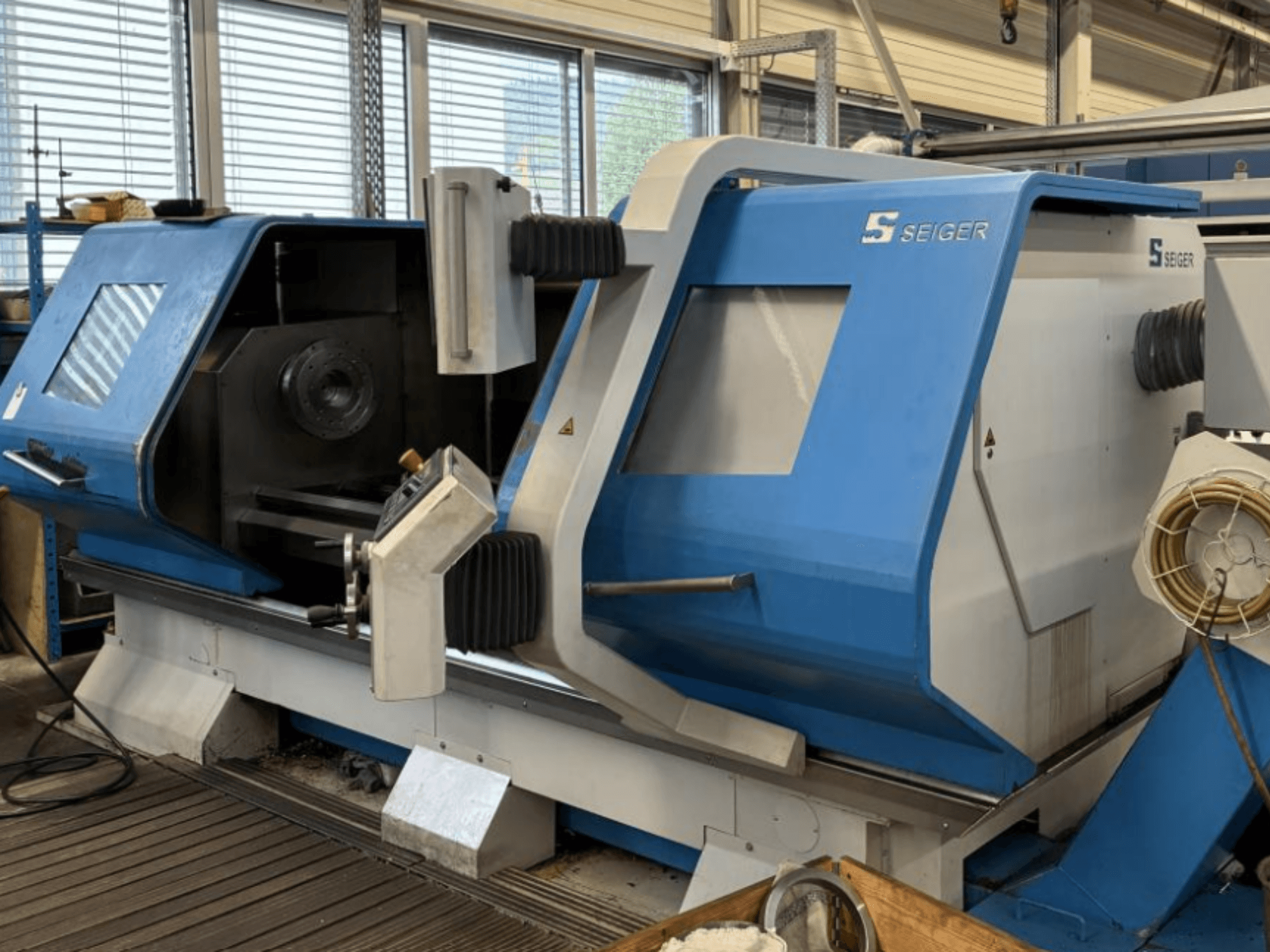 Горизонтальный токарный станок SEIGER SLZ-620E, вид спереди с панелью управления и зоной главного шпинделя.