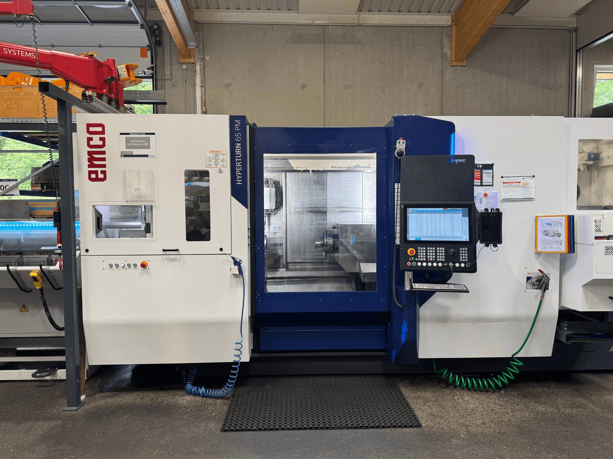 Станок EMCO Hyperturn 65 PM, вид спереди, панель управления, область шпинделя и рабочие характеристики.
