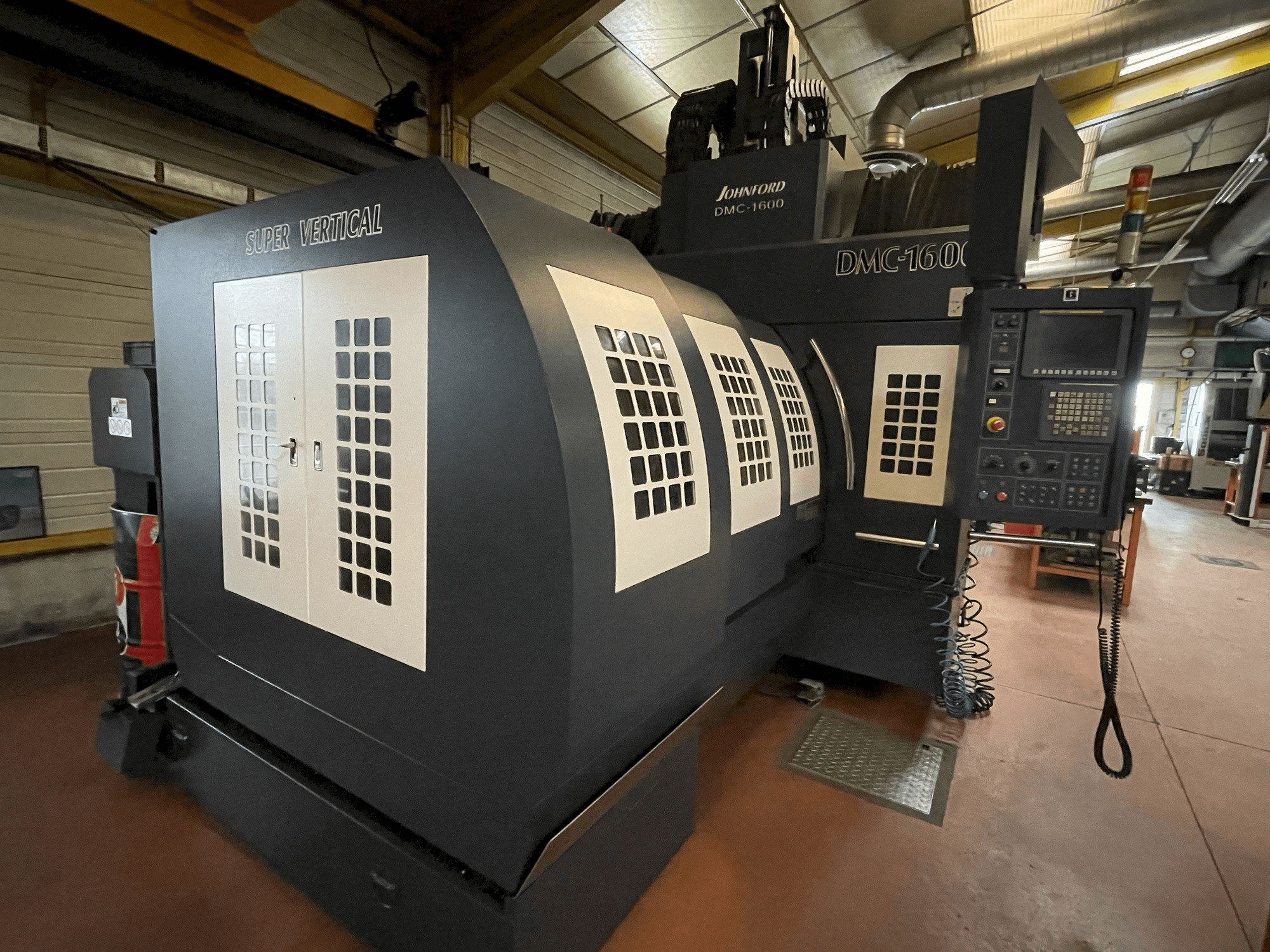 Вид станка Johnford DMC 1600 слева
