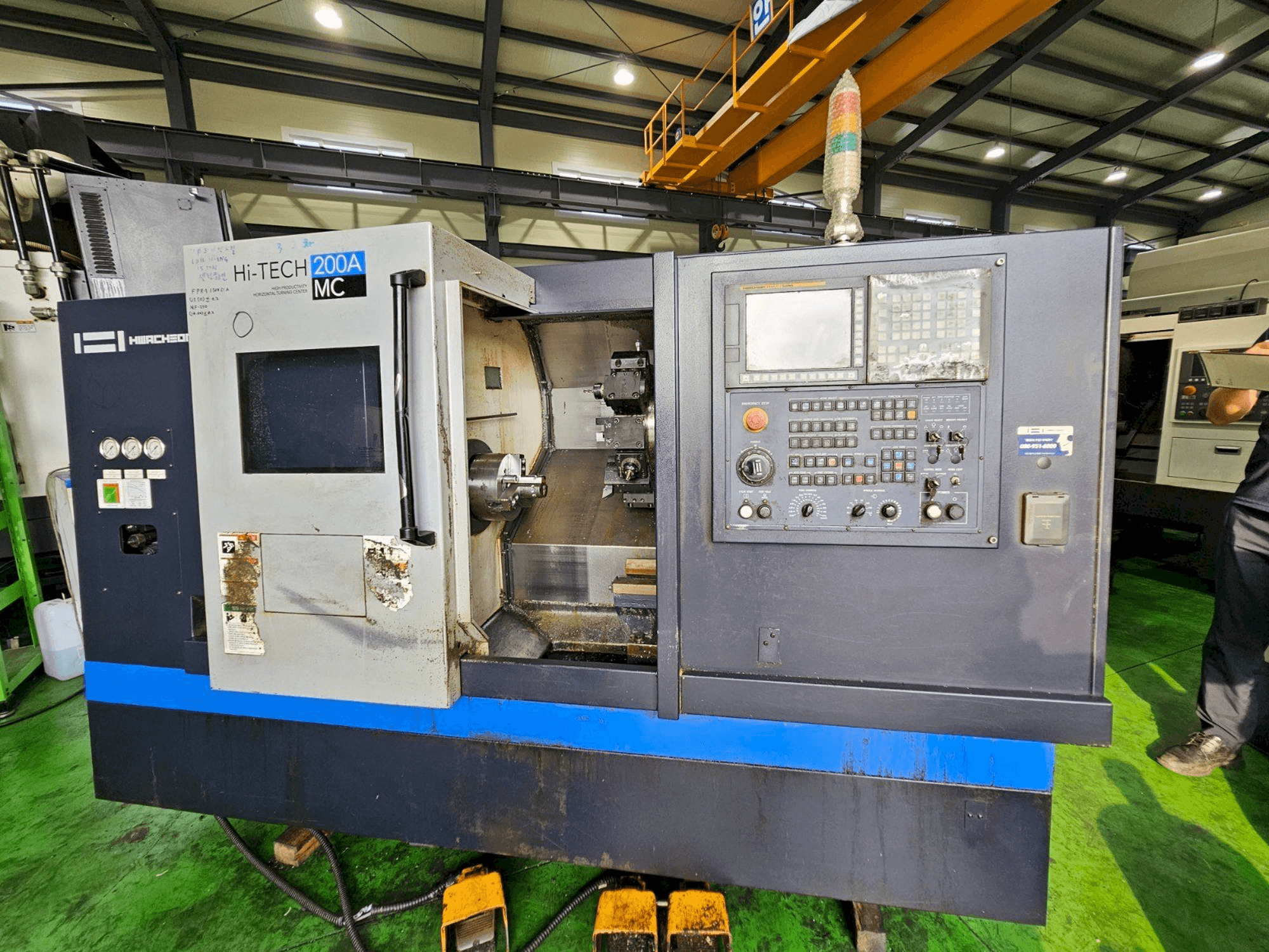 Вид станка HWACHEON Hi-Tech 200A MC спереди