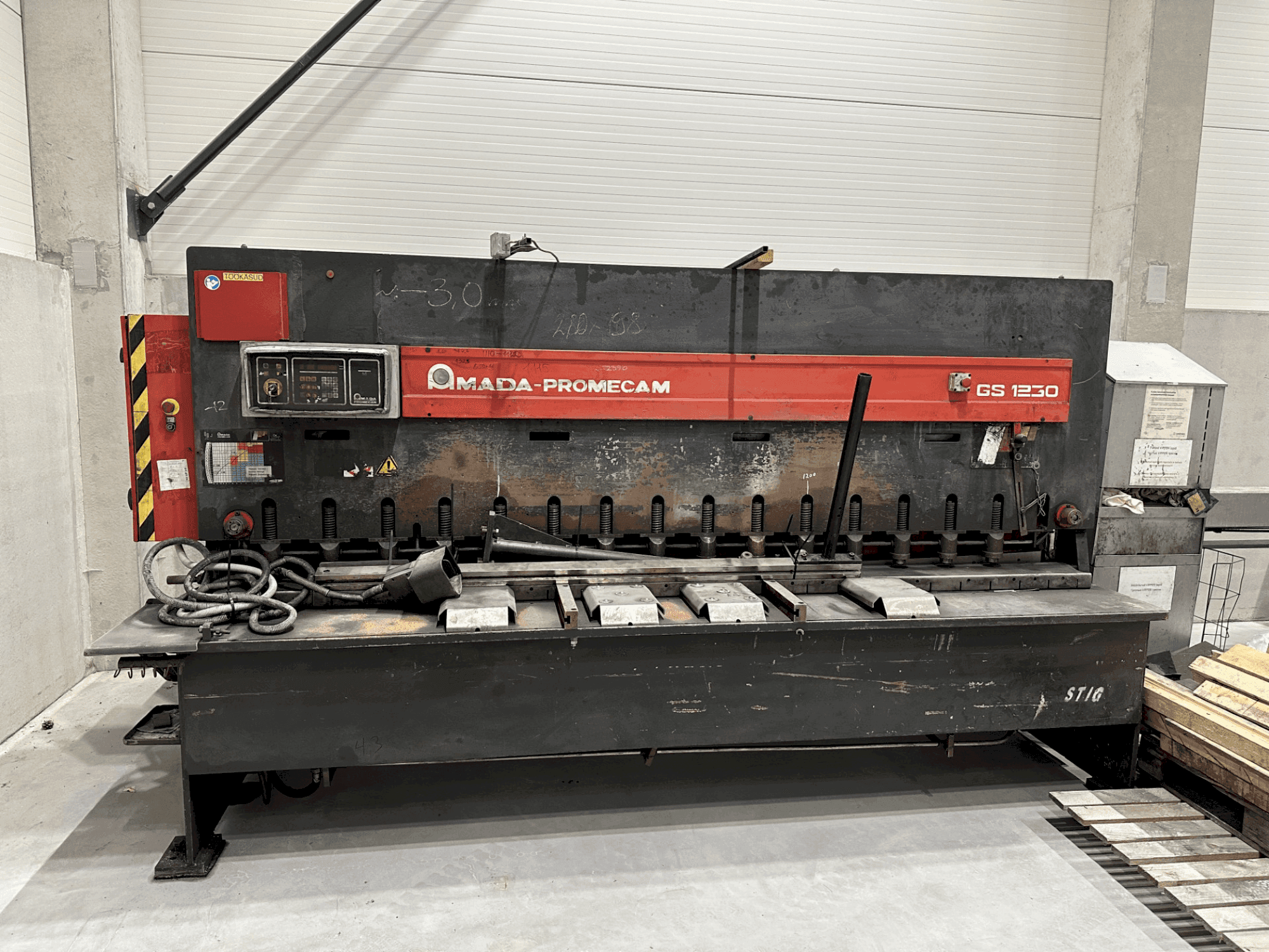 Вид станка AMADA Promecam GS1230 спереди