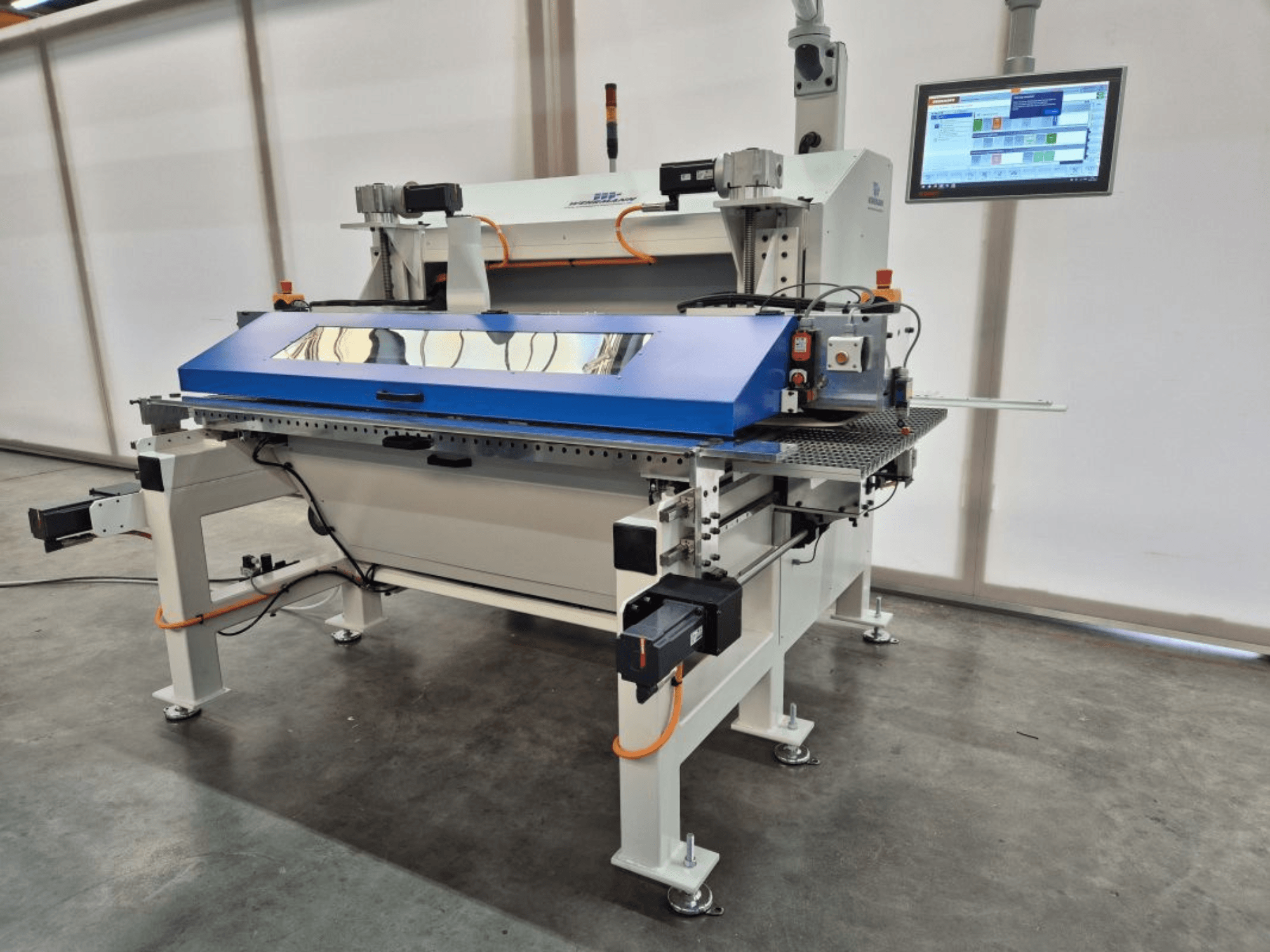 Пила WEHRMANN WT-50/900 спереди, демонстрирует синюю режущую поверхность, цифровую панель управления и встроенные функции безопасности.
