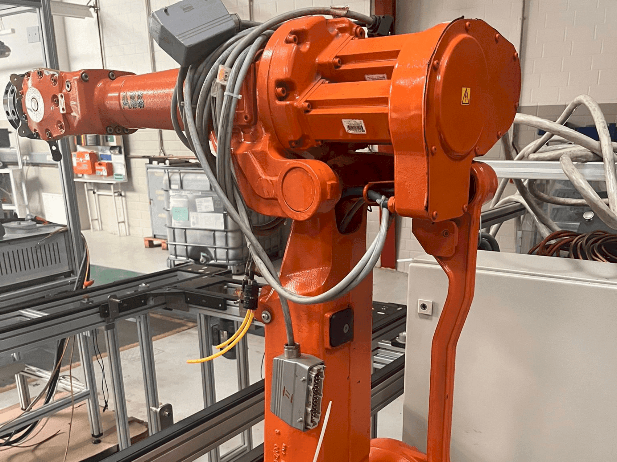 Вид станка ABB IRB 2400 M2004 спереди