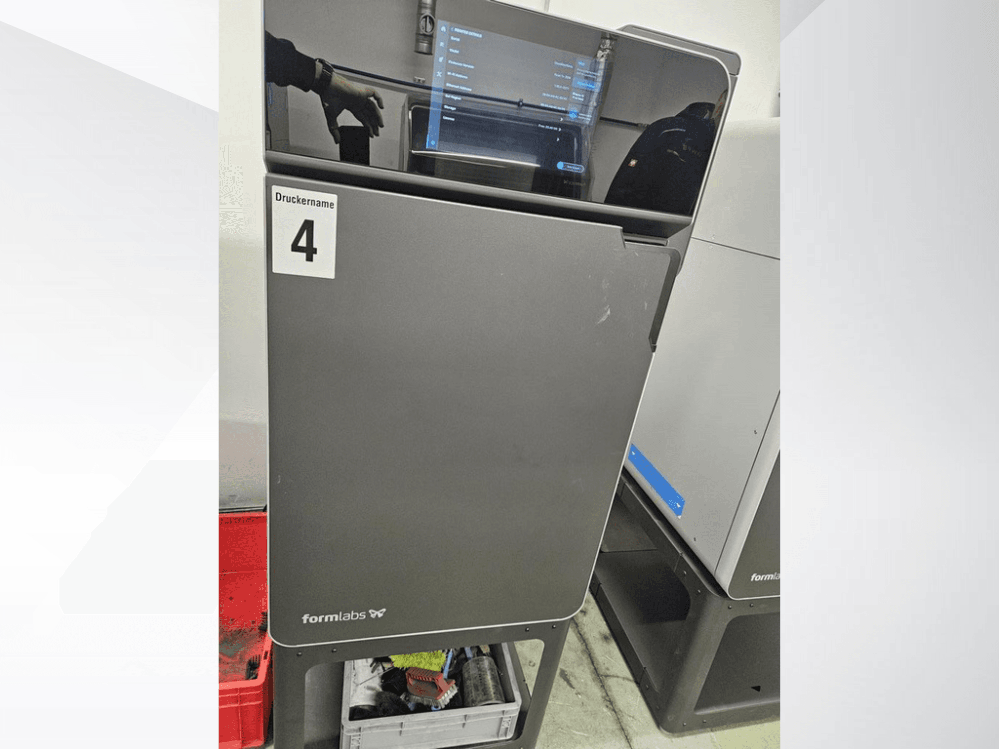 3D-принтер FORMLABS Fuse 1+ мощностью 30 Вт для печати из пластика, вид спереди, с сенсорным экраном и надписью «Druckname 4».