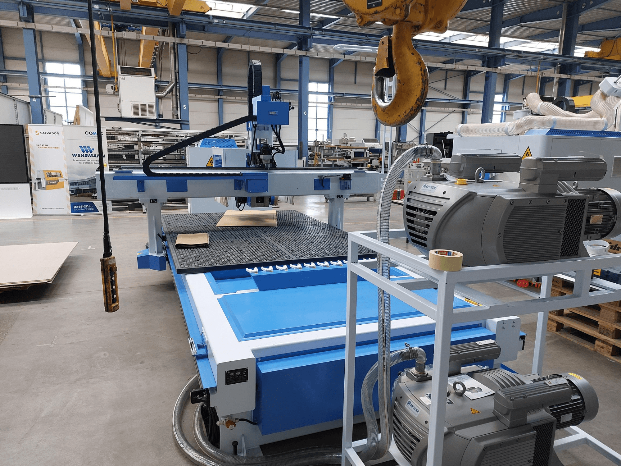 Центр обработки дерева с ЧПУ QUICK CNC UA 481, вид спереди, на котором видны панель управления, двигатели и рабочая поверхность с заготовкой из дерева.