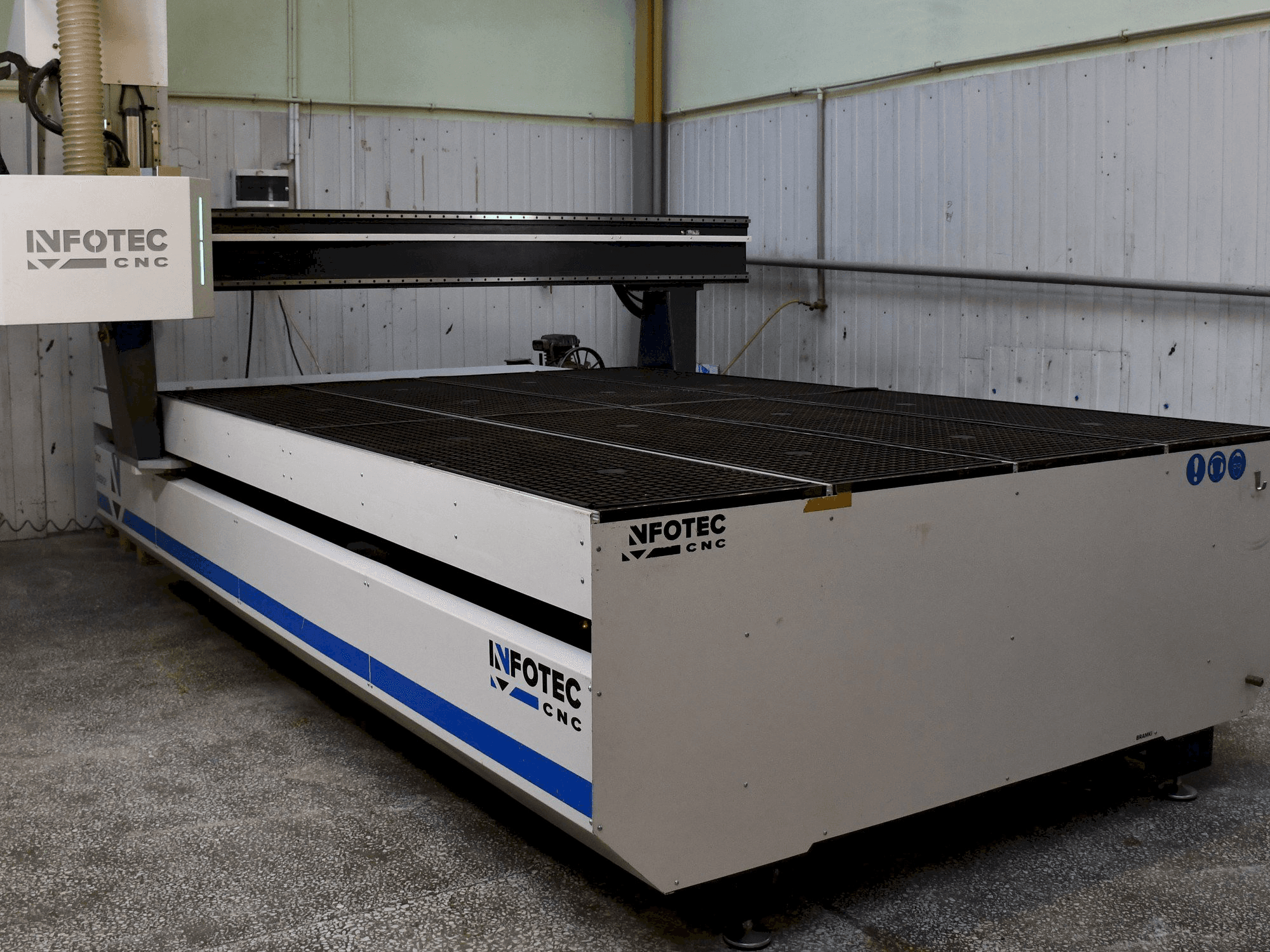 Вид станка INFOTEC 3121 E спереди