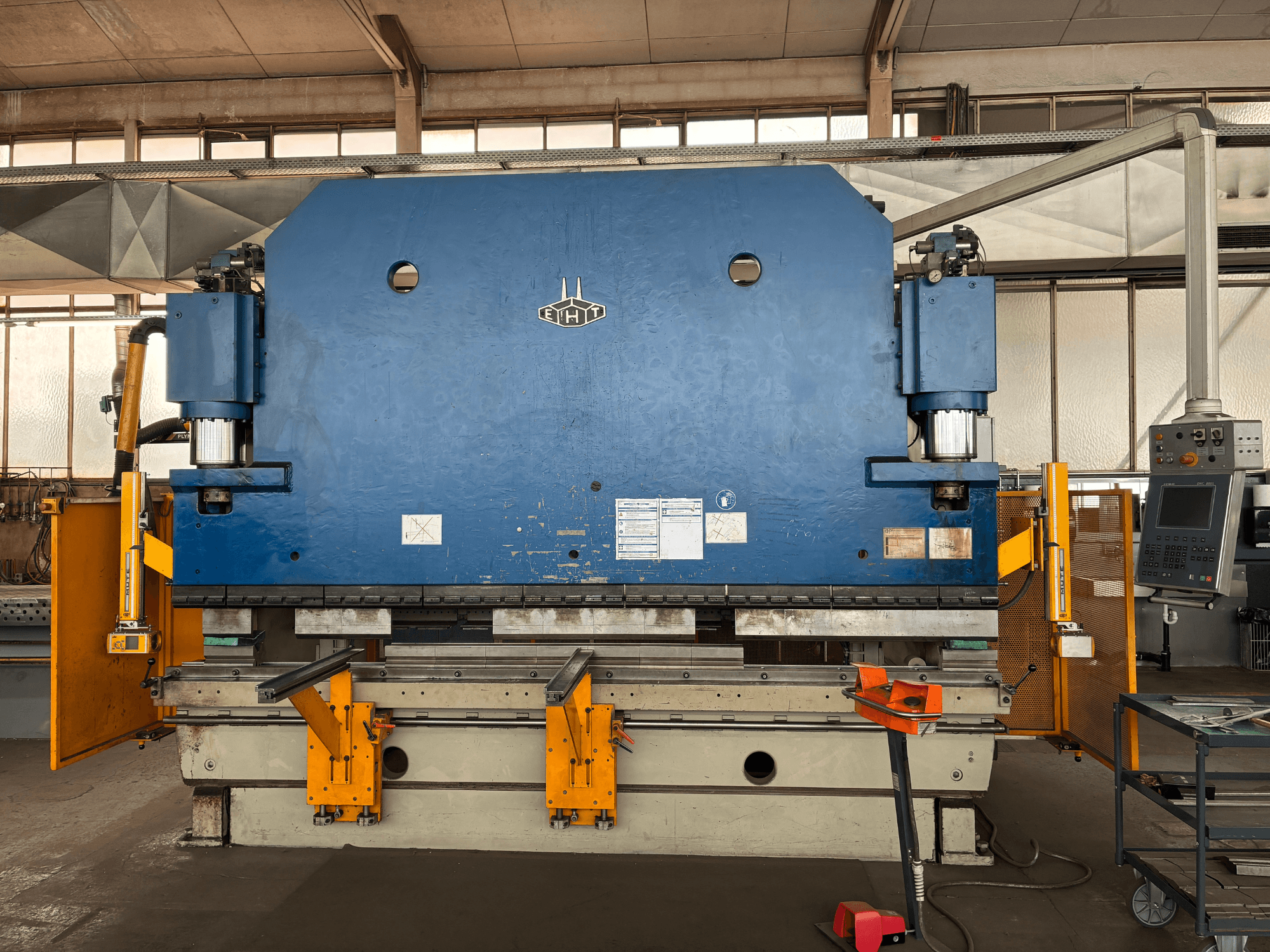 Вертикальный обрабатывающий центр Bridgeport VMC 1000 22, вид спереди с изображением синего корпуса, панели управления и рабочих компонентов.