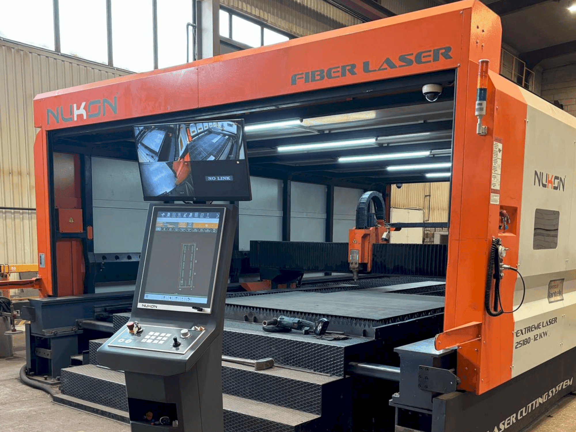 Вид станка NUKON Fiber Laser Extreme 30250 спереди