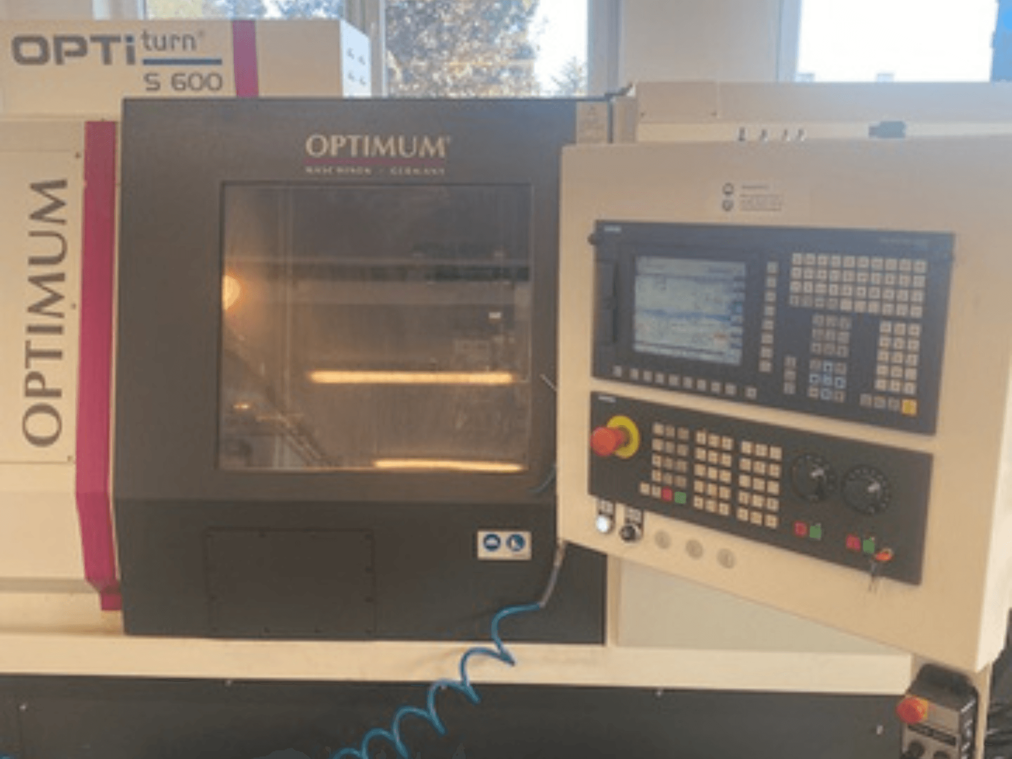 Горизонтальный токарный станок Optimum OPTIturn S 600, вид спереди с панелью управления и дисплеем.