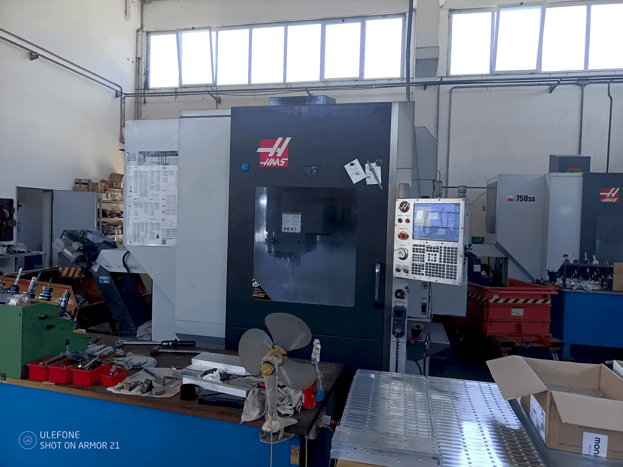 Вид станка HAAS UMC 750SS спереди
