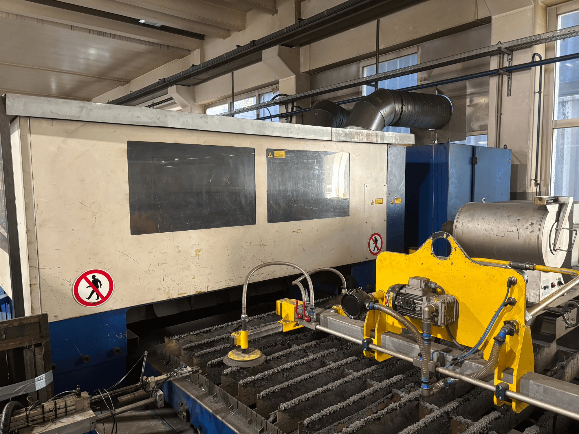 Станок лазерной резки CO2 TRUMPF Trumatic L3030, вид спереди, демонстрирующий интерфейс управления и детали режущей поверхности.