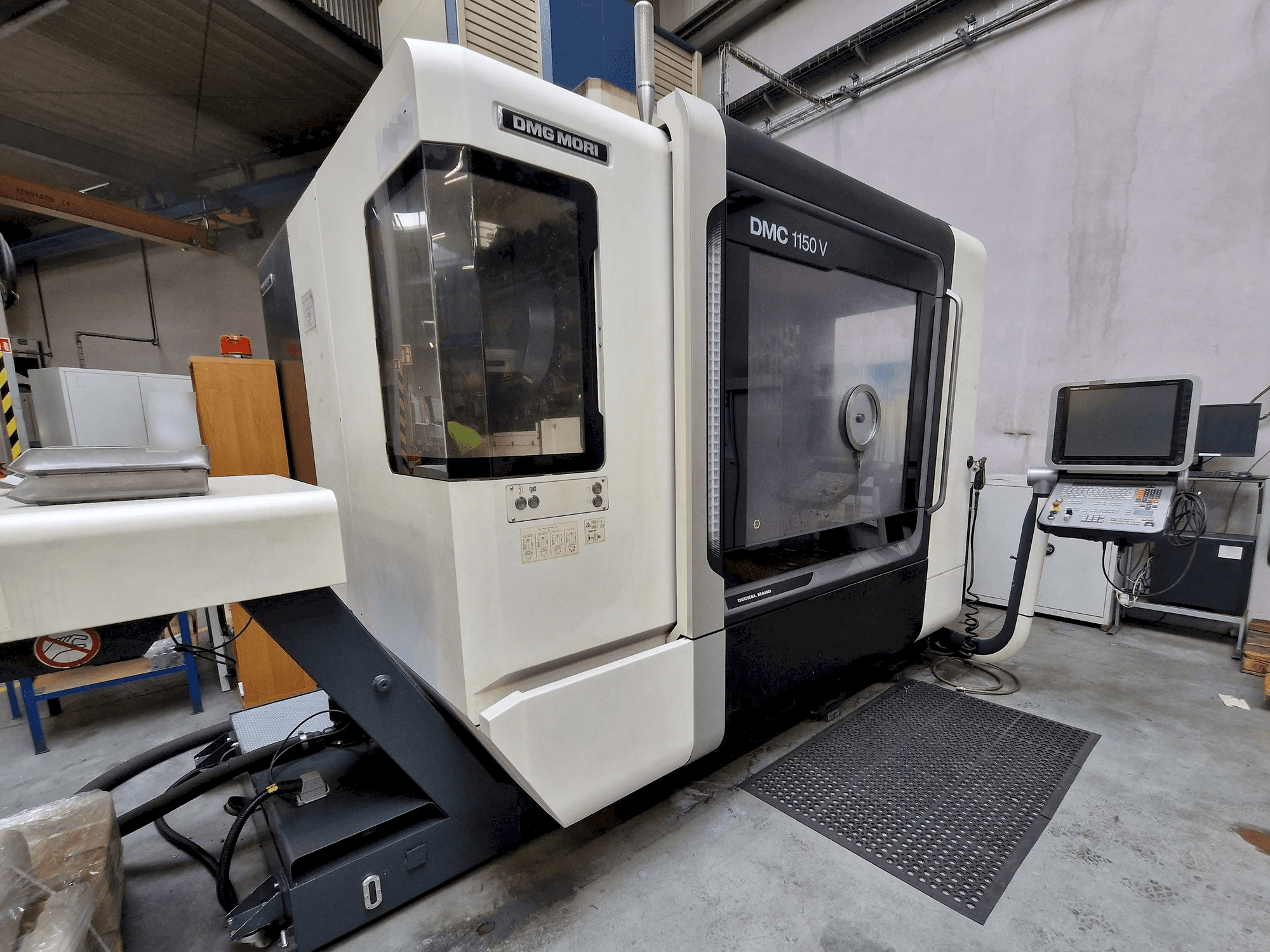 Вид станка с DMG MORI DMC 1150 V правой стороны
