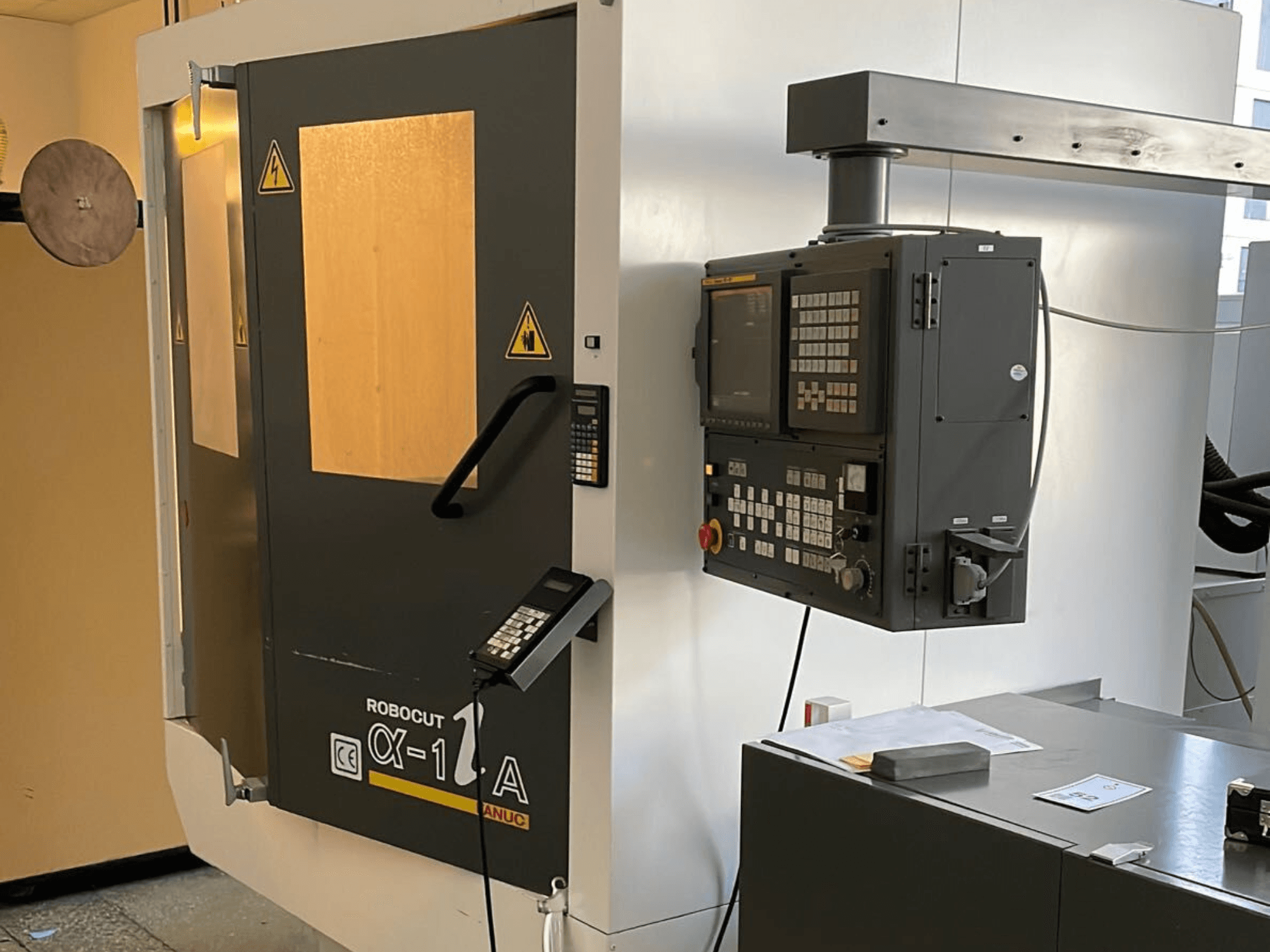 Robocut CX-1 Станок с панелью управления; вид спереди, демонстрирующий защитные двери и интерфейс управления.