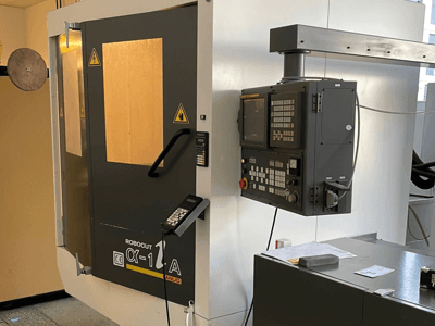 Robocut CX-1 Станок с панелью управления; вид спереди, демонстрирующий защитные двери и интерфейс управления.